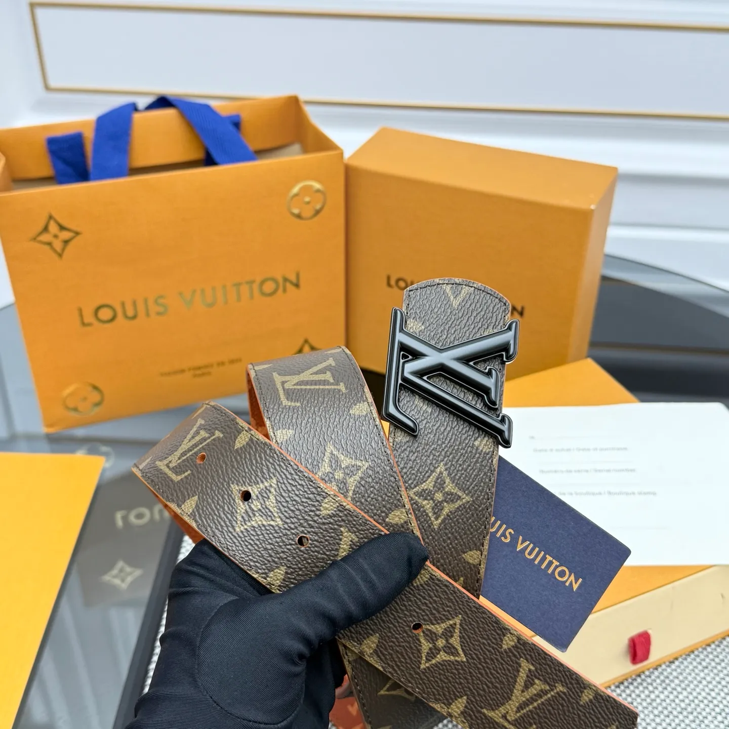 💰440💰Full package💰 💍Purchasing-grade LV Dimension⚡️🌹Double-sided belt combines creative heritage with gorgeous street style, highlighting the fashion vision of creative director Pharrell Williams. Monogram canvas covers the outer layer, and the LV Dimension metal buckle shimmers with subtle luster, making it possible to express your personality in various occasions.