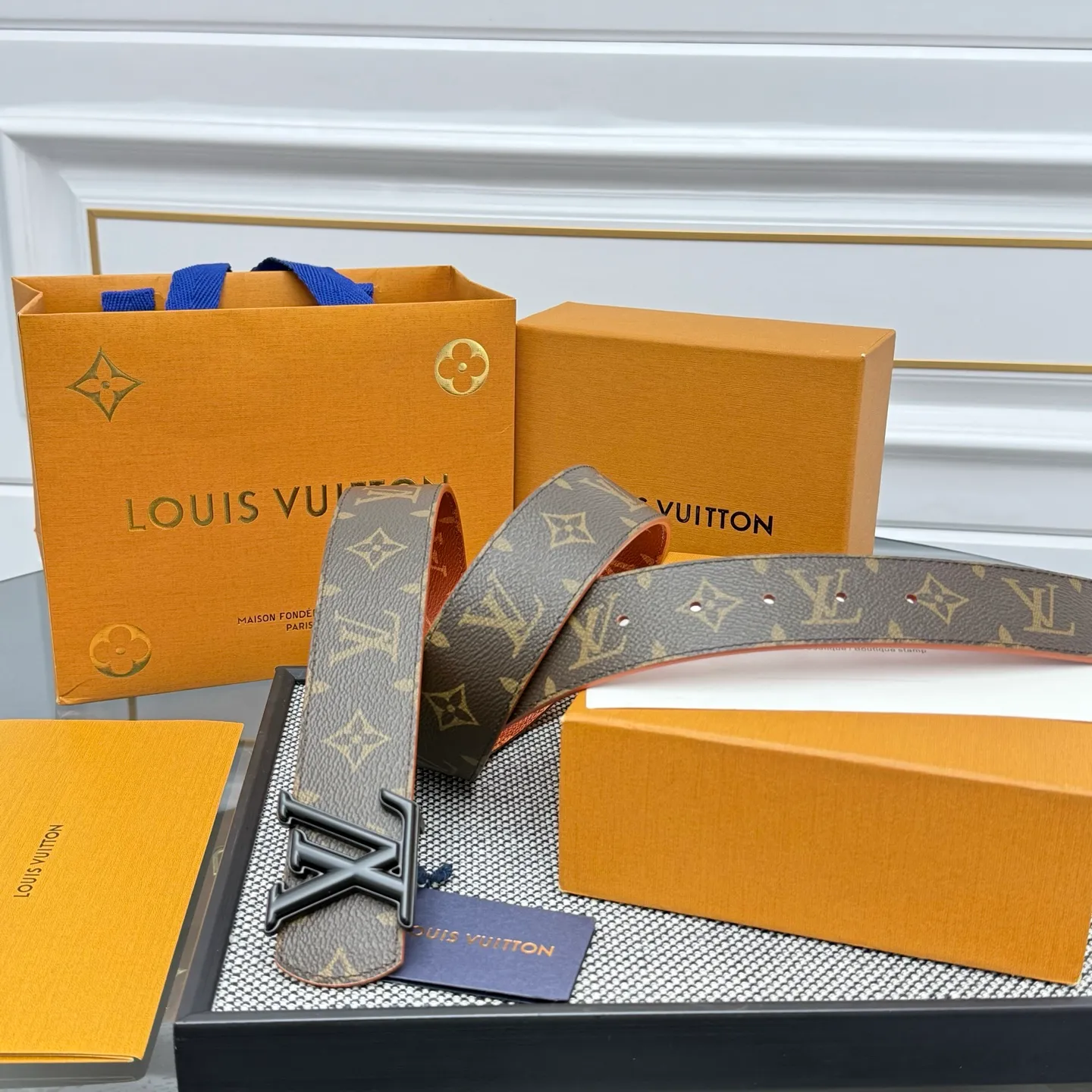 💰440💰Full package💰 💍Purchasing-grade LV Dimension⚡️🌹Double-sided belt combines creative heritage with gorgeous street style, highlighting the fashion vision of creative director Pharrell Williams. Monogram canvas covers the outer layer, and the LV Dimension metal buckle shimmers with subtle luster, making it possible to express your personality in various occasions.