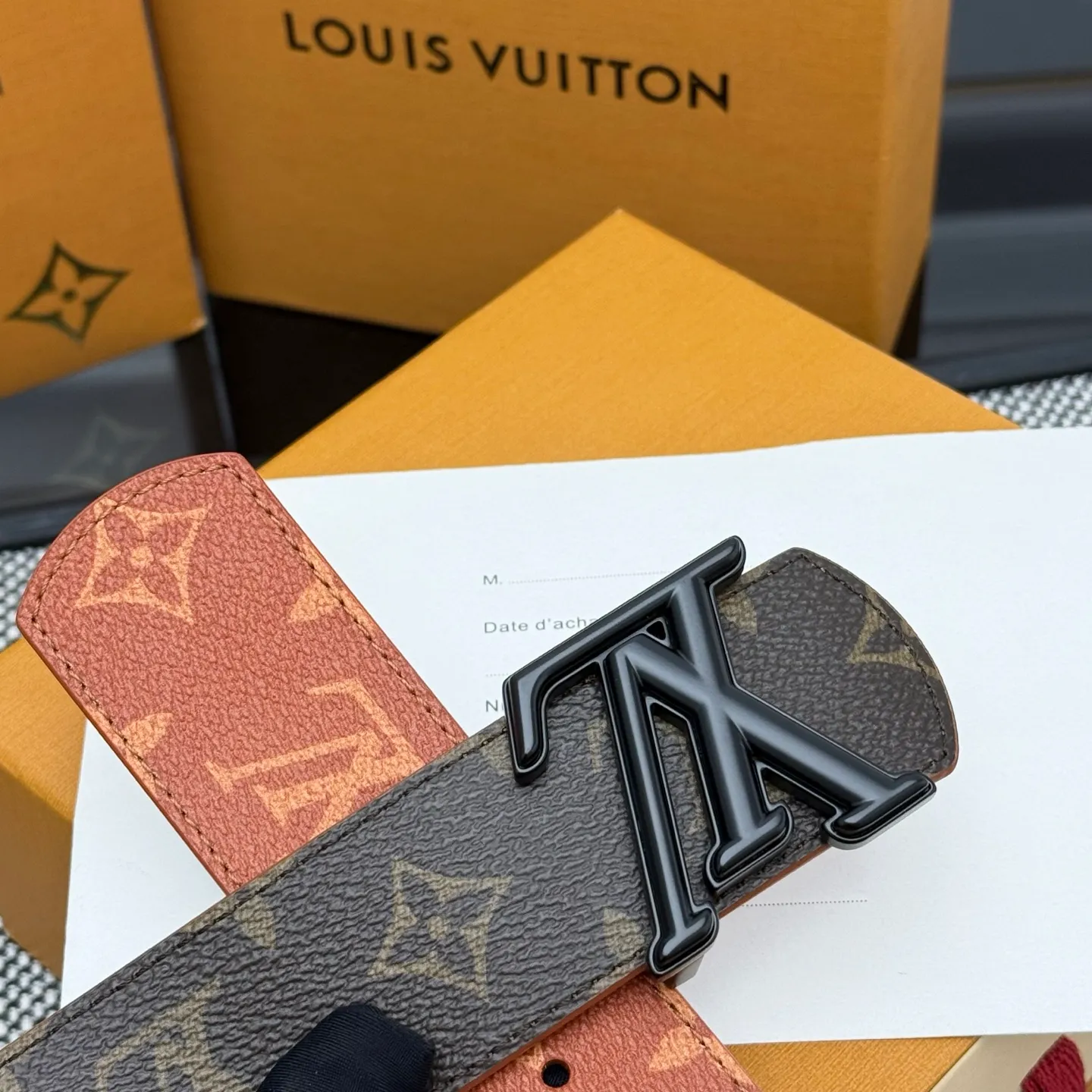 💰440💰Full package💰 💍Purchasing-grade LV Dimension⚡️🌹Double-sided belt combines creative heritage with gorgeous street style, highlighting the fashion vision of creative director Pharrell Williams. Monogram canvas covers the outer layer, and the LV Dimension metal buckle shimmers with subtle luster, making it possible to express your personality in various occasions.