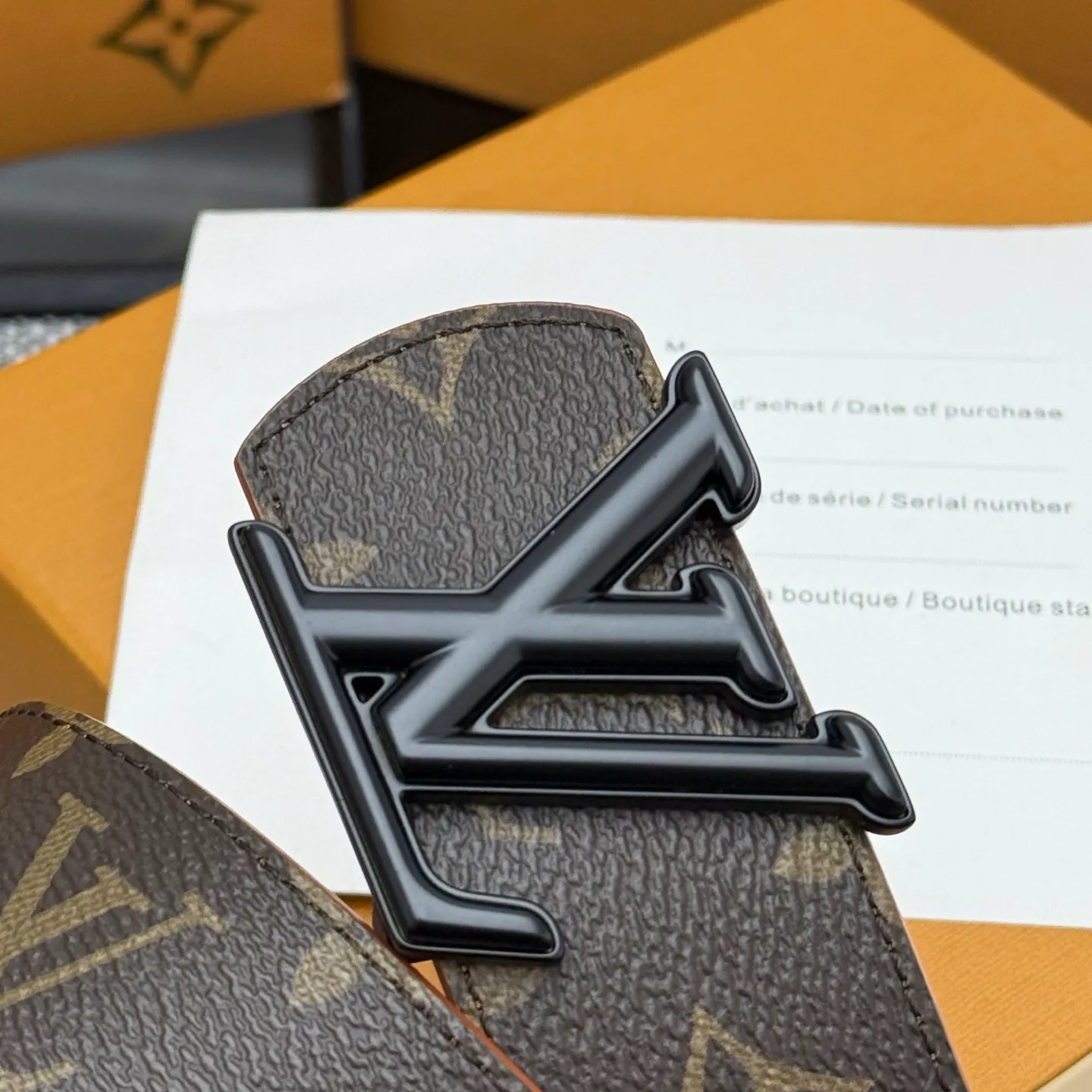 💰440💰Full package💰 💍Purchasing-grade LV Dimension⚡️🌹Double-sided belt combines creative heritage with gorgeous street style, highlighting the fashion vision of creative director Pharrell Williams. Monogram canvas covers the outer layer, and the LV Dimension metal buckle shimmers with subtle luster, making it possible to express your personality in various occasions.