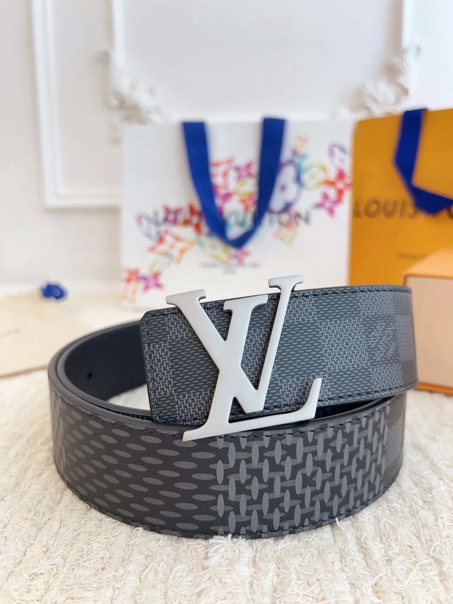 💰480💰Authentic packaging💰 💍Purchase level Lvjia M0340 width 4cm. The surface is original calfskin with a new printing style effect. The bottom is soft black calfskin leather. The classic letter buckle is inlaid with calfskin printing effect. It feels great. It took several months to create it from buying the original version to development. The material selection and workmanship details are comparable to ZP.