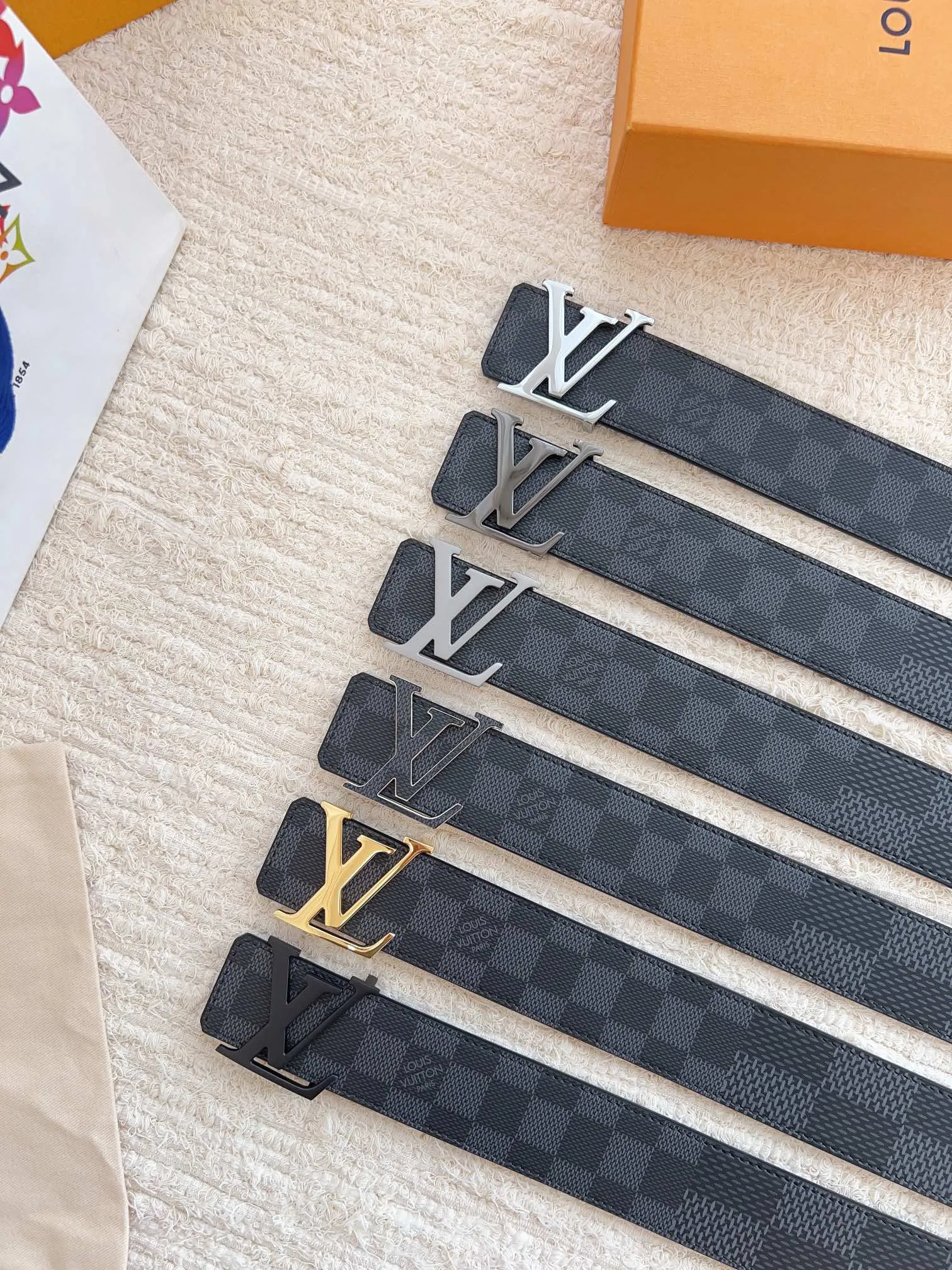 💰480💰Authentic packaging💰 💍Purchase level Lvjia M0340 width 4cm. The surface is original calfskin with a new printing style effect. The bottom is soft black calfskin leather. The classic letter buckle is inlaid with calfskin printing effect. It feels great. It took several months to create it from buying the original version to development. The material selection and workmanship details are comparable to ZP.