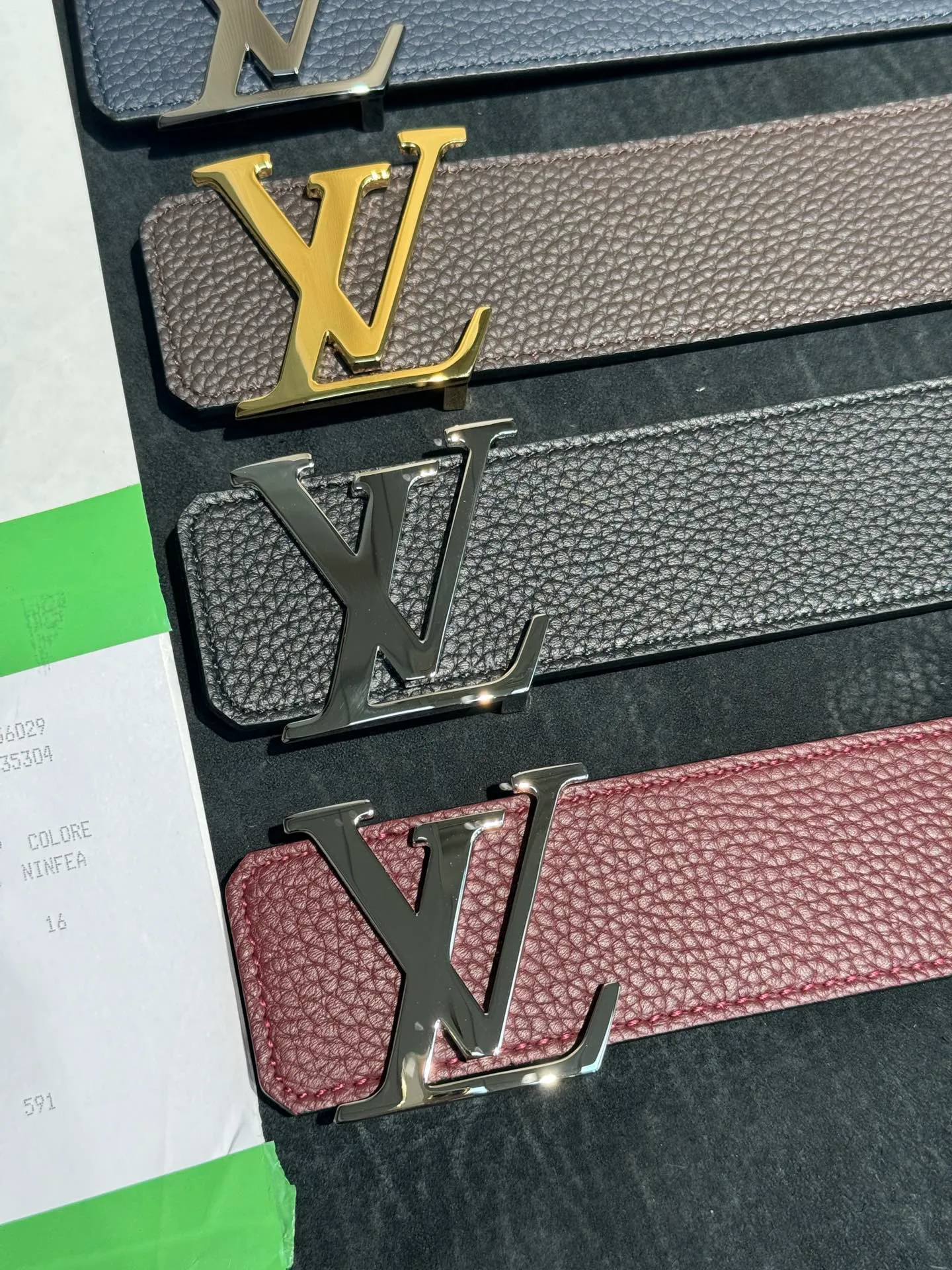 💰480💰Full package💰 💍Purchasing-grade LV luxury modern Taurillon leather, decorated with the brand's iconic LV initials, simple and elegant style. The belt is soft and strong, suitable for both formal wear (such as formal wear) and casual wear, and is highly practical. Width 4.0cm
