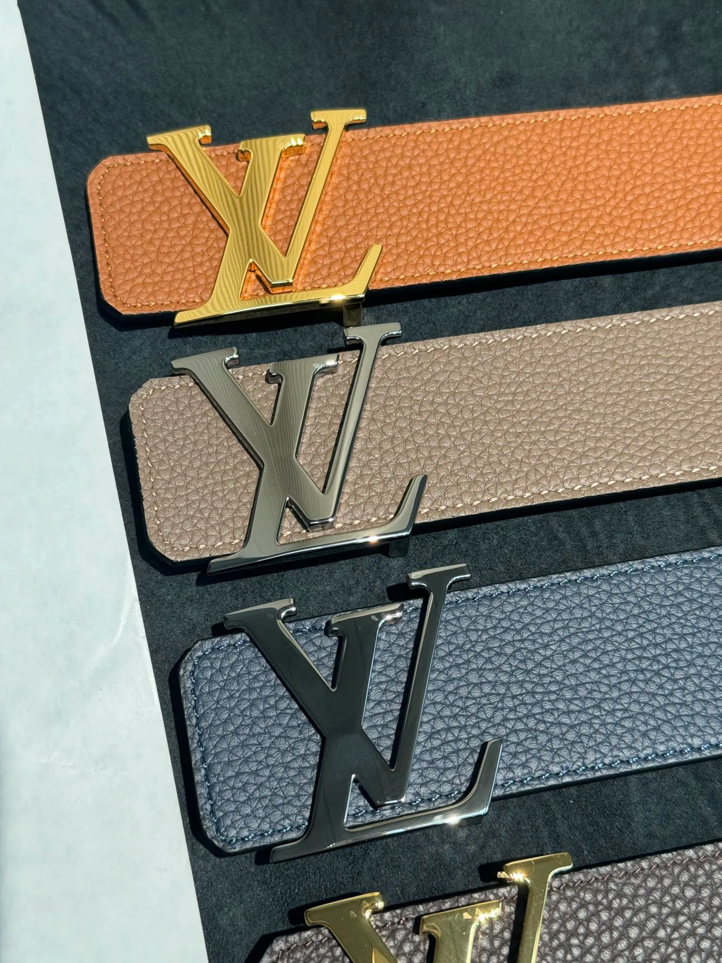💰480💰Full package💰 💍Purchasing-grade LV luxury modern Taurillon leather, decorated with the brand's iconic LV initials, simple and elegant style. The belt is soft and strong, suitable for both formal wear (such as formal wear) and casual wear, and is highly practical. Width 4.0cm