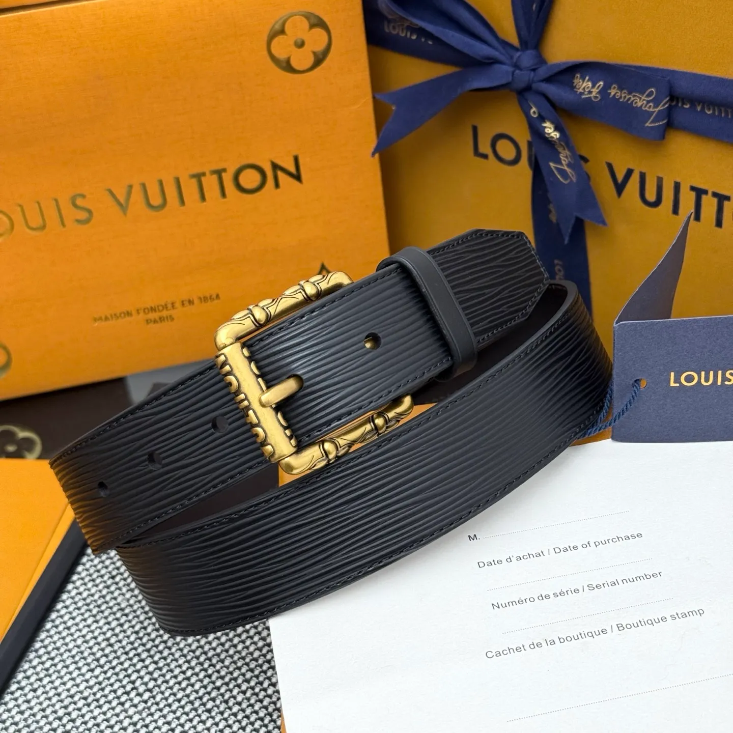 💰520💰Full package💰 💍Purchasing-grade LV⚡️🌹This Drift Rockabilly 3.5cm width belt shows strong aura and confident energy with the classic combination of deep tones and glossy metal parts. Cracked leather and intricate buckles subtly convey early rock and roll trends, breaking the traditional paradigm of men's wear.