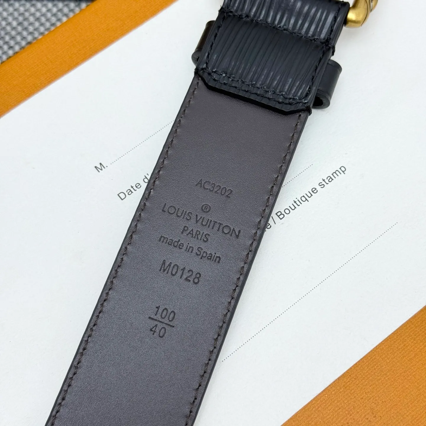 💰520💰Full package💰 💍Purchasing-grade LV⚡️🌹This Drift Rockabilly 3.5cm width belt shows strong aura and confident energy with the classic combination of deep tones and glossy metal parts. Cracked leather and intricate buckles subtly convey early rock and roll trends, breaking the traditional paradigm of men's wear.