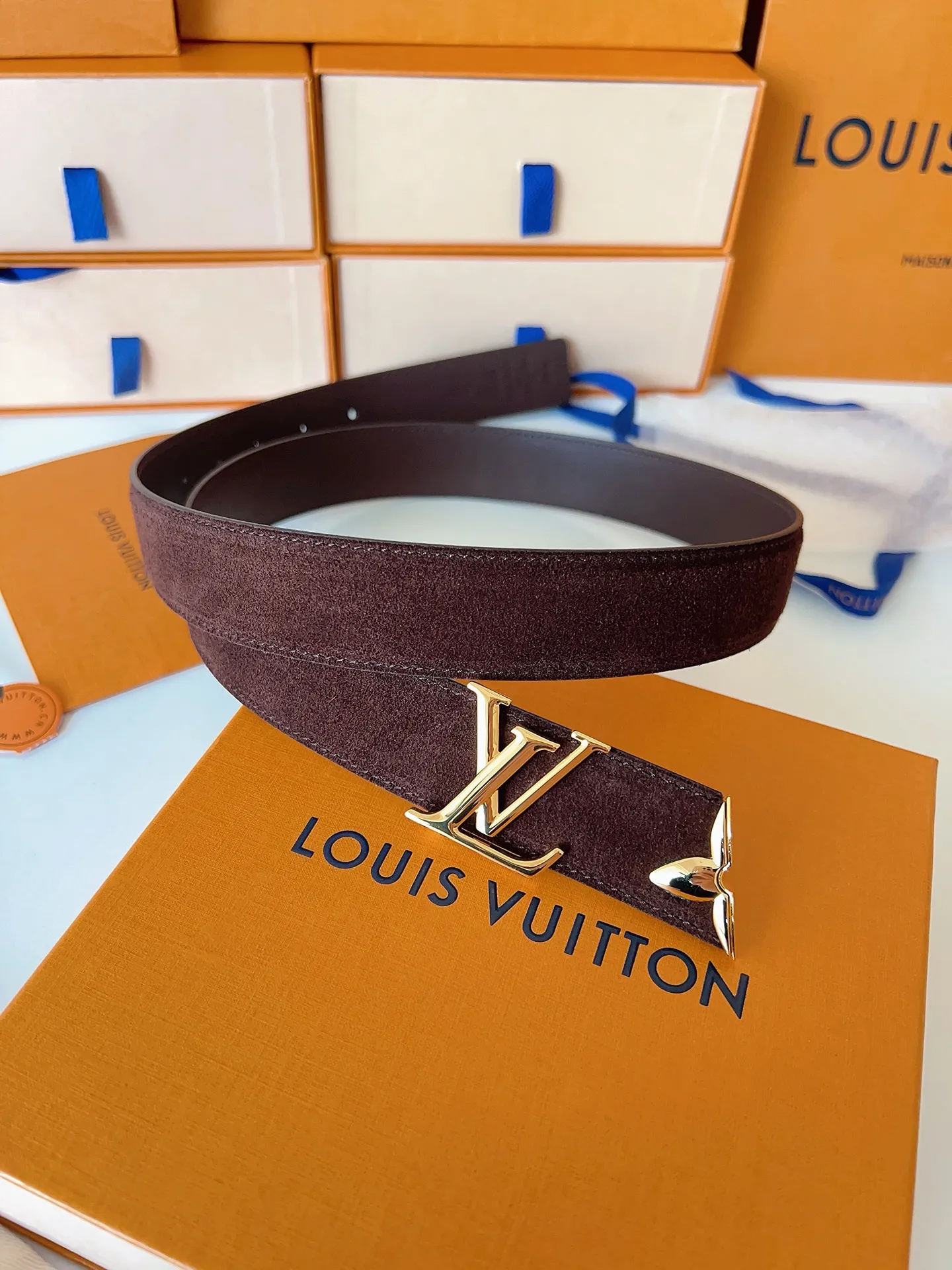 💰460💰Complete package💰 💍Purchase level LV⚡️🌹Lvjia women’s belt M4497 Width 3.0cm ⚡️🌹Soft suede calfskin sets off the original imported bottom. The end of the belt is decorated with gold metal flowers. The flower has a logo stamped on the side and is paired with a classic letter buckle.