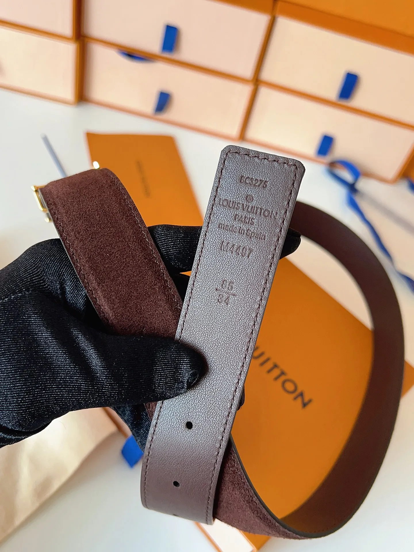 💰460💰Complete package💰 💍Purchase level LV⚡️🌹Lvjia women’s belt M4497 Width 3.0cm ⚡️🌹Soft suede calfskin sets off the original imported bottom. The end of the belt is decorated with gold metal flowers. The flower has a logo stamped on the side and is paired with a classic letter buckle.