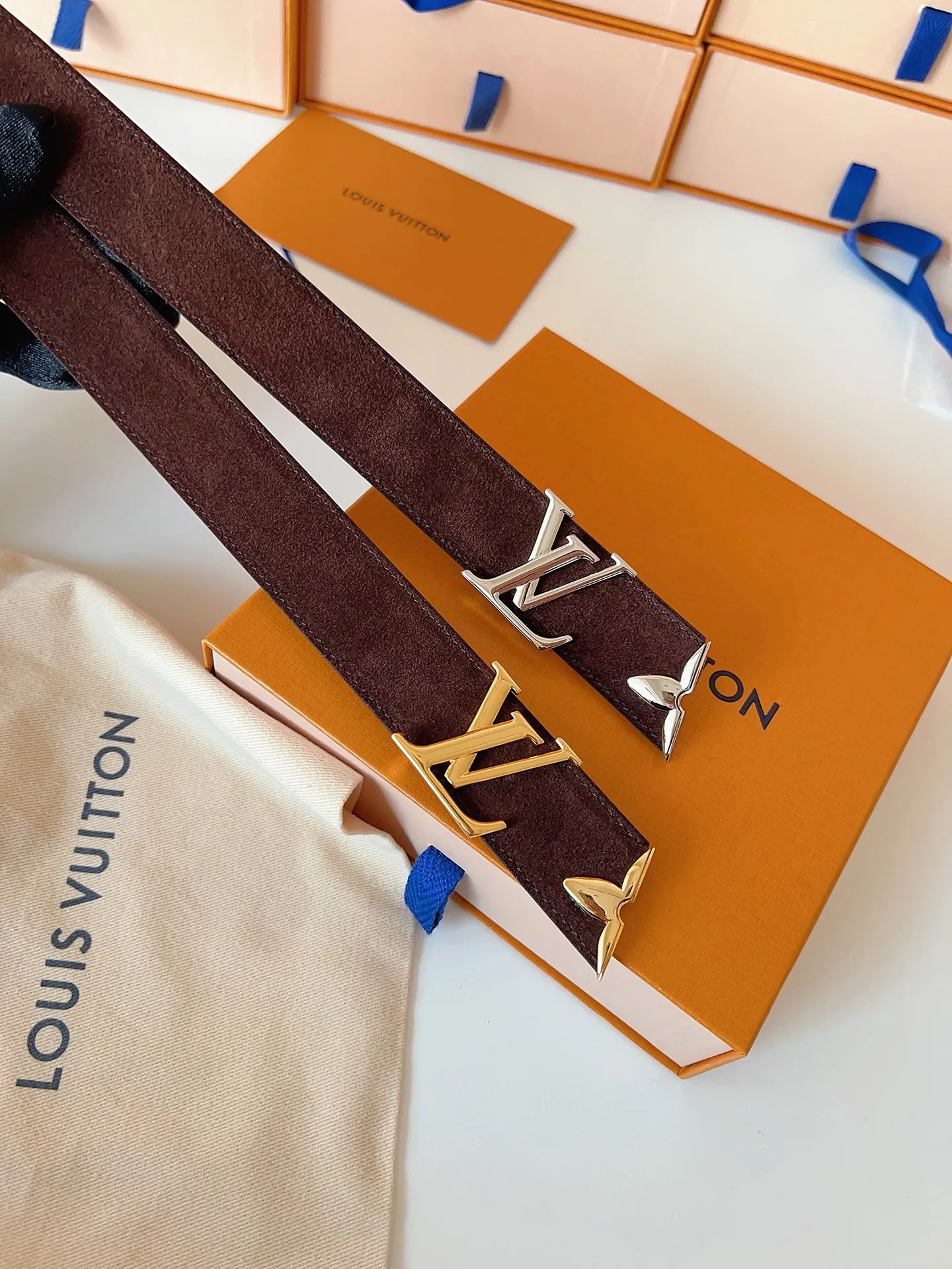 💰460💰Complete package💰 💍Purchase level LV⚡️🌹Lvjia women’s belt M4497 Width 3.0cm ⚡️🌹Soft suede calfskin sets off the original imported bottom. The end of the belt is decorated with gold metal flowers. The flower has a logo stamped on the side and is paired with a classic letter buckle.