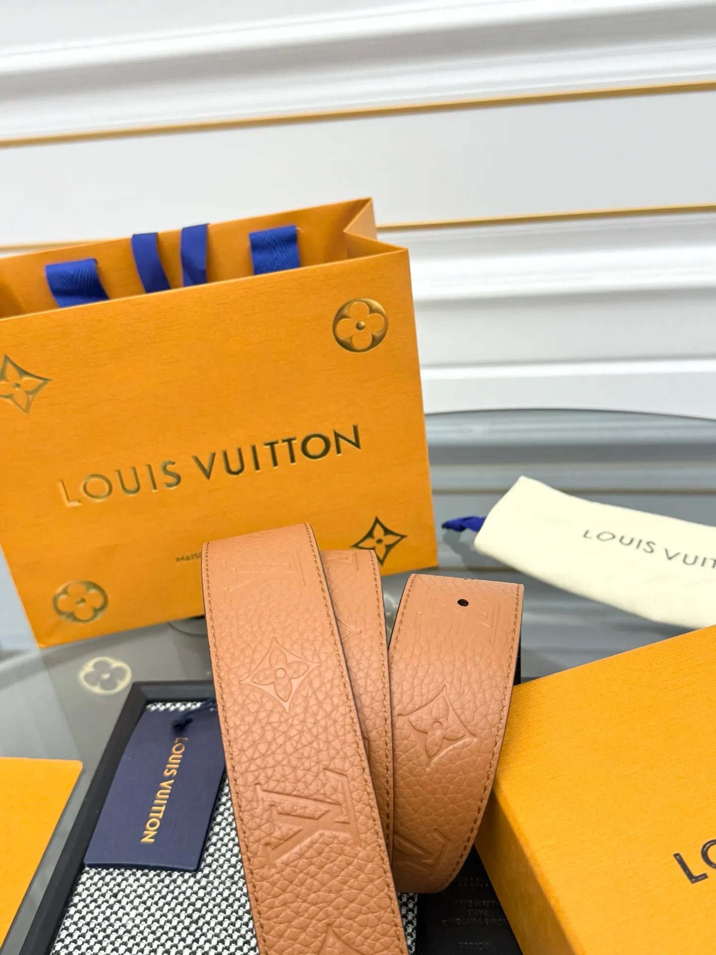 💰520💰Full package💰 💍Purchase level LV⚡️🌹Trendy men's wear New belt L V NEW Width 4cm The belt surface is made of imported Togo pebbles embossed with floral patterns. Pure black original calfskin bottom. Excellent hand feel. Paired with exquisite buckles of the same color as the belt. Multi-color🉑selected. Matches original packaging📦
