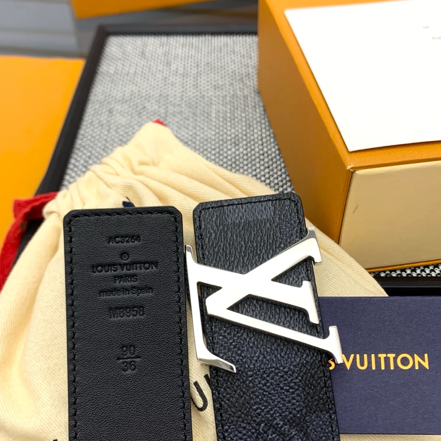 💰480💰Full package💰 💍Purchase level Lv M8958 Initiales Damoflage⚡️🌹The double-sided belt is cleverly integrated into the pixelated Damoflage pattern created by Pharrell Williams⚡️🌹It uses deep tones to implicitly show the trendy style. Polished LV letter buckle and Marque L.Vuitton Déposée logo reiterate the brand identity ⚡️🌹Width 4.0cm