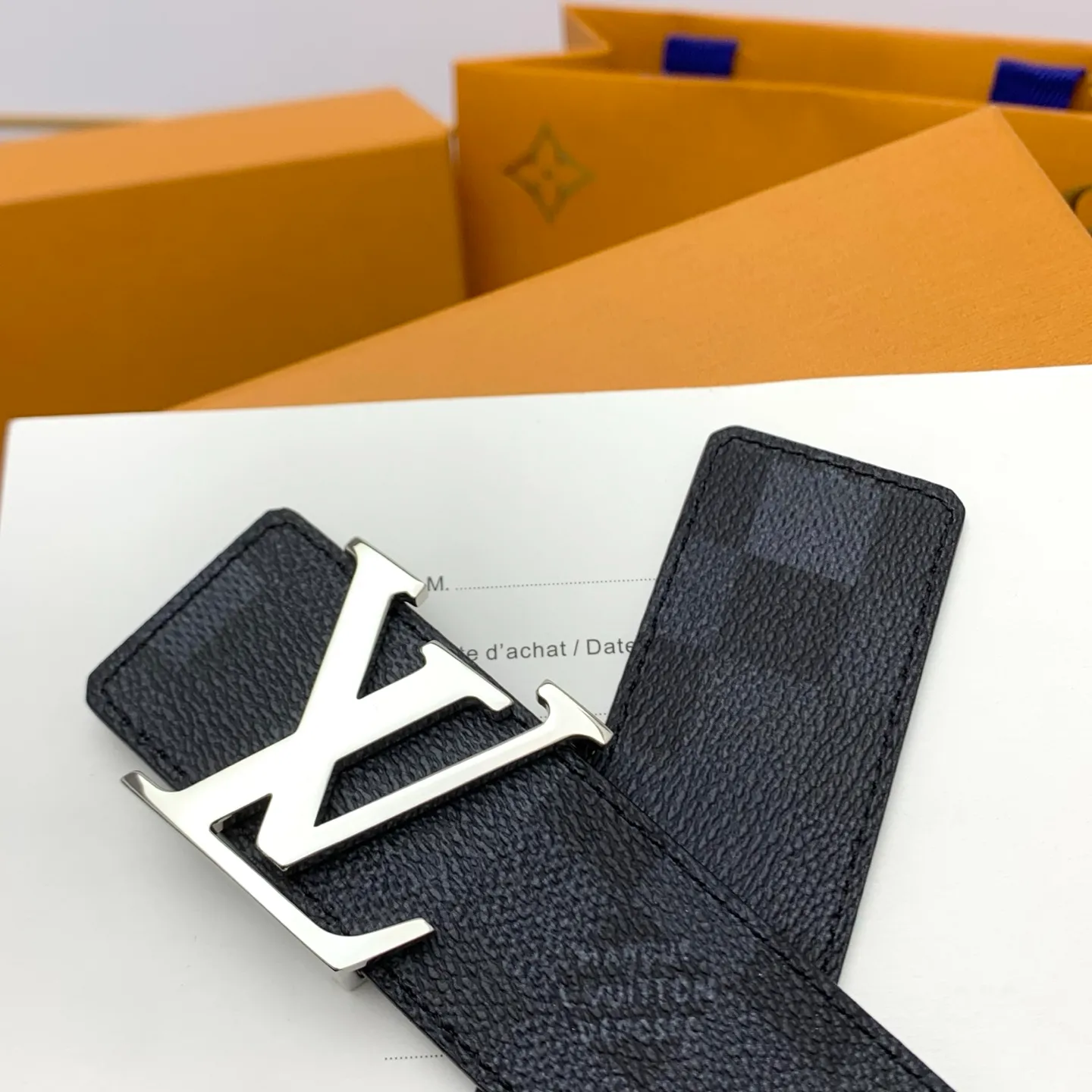 💰480💰Full package💰 💍Purchase level Lv M8958 Initiales Damoflage⚡️🌹The double-sided belt is cleverly integrated into the pixelated Damoflage pattern created by Pharrell Williams⚡️🌹It uses deep tones to implicitly show the trendy style. Polished LV letter buckle and Marque L.Vuitton Déposée logo reiterate the brand identity ⚡️🌹Width 4.0cm