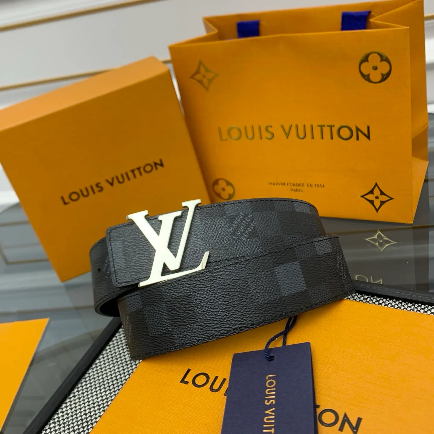 💰480💰Full package💰 💍Purchase level Lv M8958 Initiales Damoflage⚡️🌹The double-sided belt is cleverly integrated into the pixelated Damoflage pattern created by Pharrell Williams⚡️🌹It uses deep tones to implicitly show the trendy style. Polished LV letter buckle and Marque L.Vuitton Déposée logo reiterate the brand identity ⚡️🌹Width 4.0cm