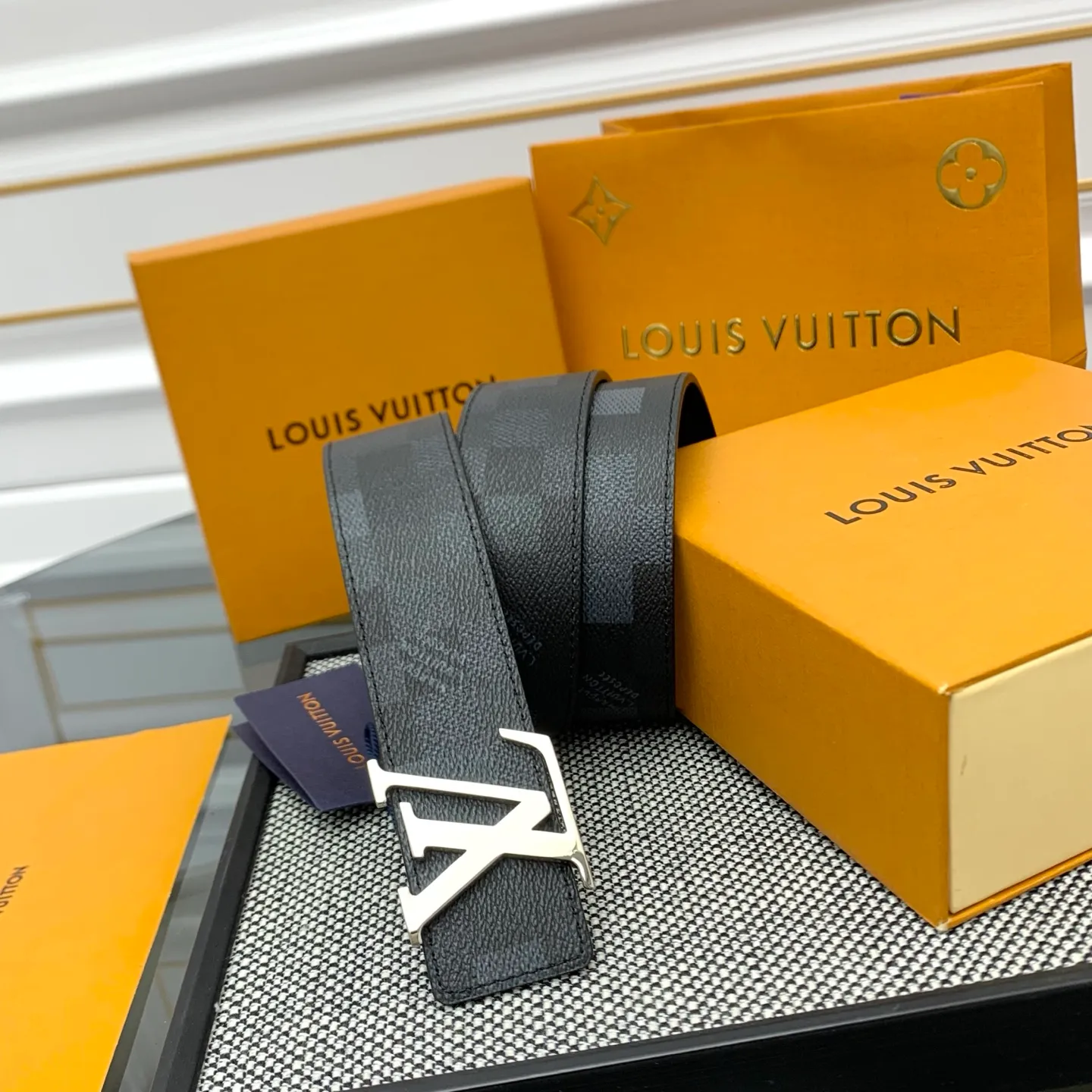 💰480💰Full package💰 💍Purchase level Lv M8958 Initiales Damoflage⚡️🌹The double-sided belt is cleverly integrated into the pixelated Damoflage pattern created by Pharrell Williams⚡️🌹It uses deep tones to implicitly show the trendy style. Polished LV letter buckle and Marque L.Vuitton Déposée logo reiterate the brand identity ⚡️🌹Width 4.0cm
