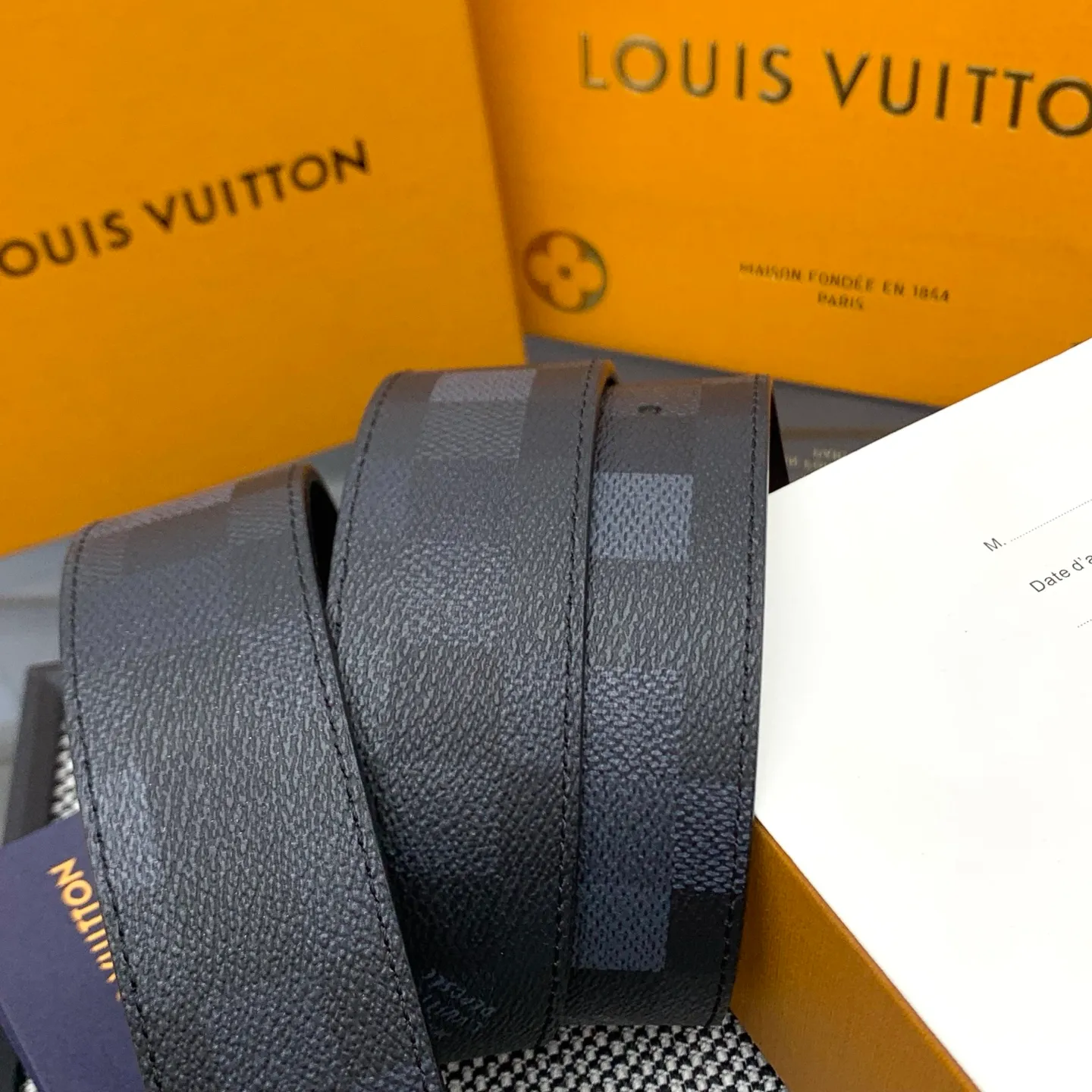💰480💰Full package💰 💍Purchase level Lv M8958 Initiales Damoflage⚡️🌹The double-sided belt is cleverly integrated into the pixelated Damoflage pattern created by Pharrell Williams⚡️🌹It uses deep tones to implicitly show the trendy style. Polished LV letter buckle and Marque L.Vuitton Déposée logo reiterate the brand identity ⚡️🌹Width 4.0cm