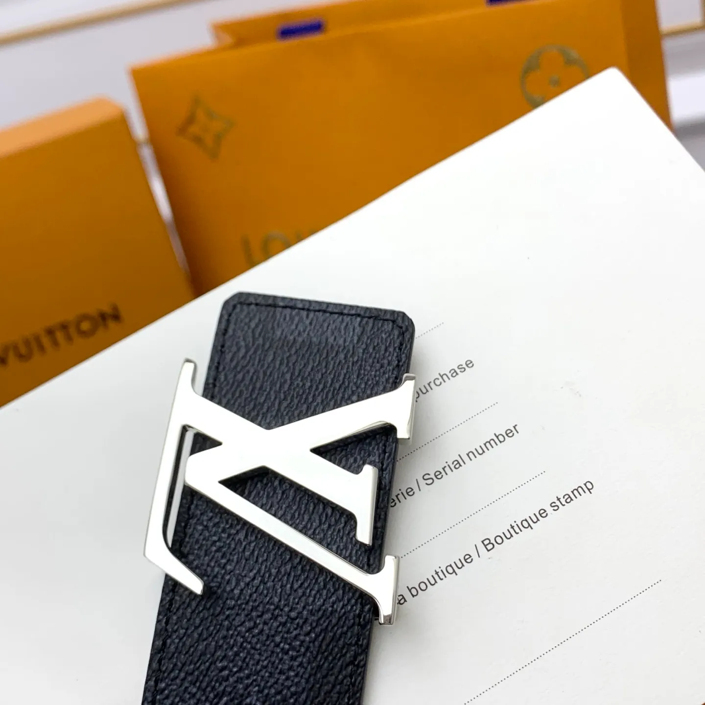 💰480💰Full package💰 💍Purchase level Lv M8958 Initiales Damoflage⚡️🌹The double-sided belt is cleverly integrated into the pixelated Damoflage pattern created by Pharrell Williams⚡️🌹It uses deep tones to implicitly show the trendy style. Polished LV letter buckle and Marque L.Vuitton Déposée logo reiterate the brand identity ⚡️🌹Width 4.0cm