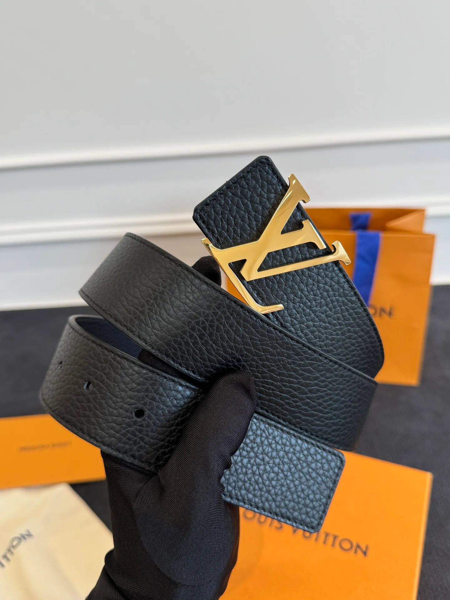 💰520💰Full package💰 💍Purchasing agent level LV men's belt⚡️🌹Small single item enhances clothes!!! Width 4.0cm⚡️🌹Selected imported calfskin on both sides. Pure cowhide with pebbled pattern on the belt. Boutique letter buckle is simple and elegant⚡️🌹Low-key and very suitable for daily use