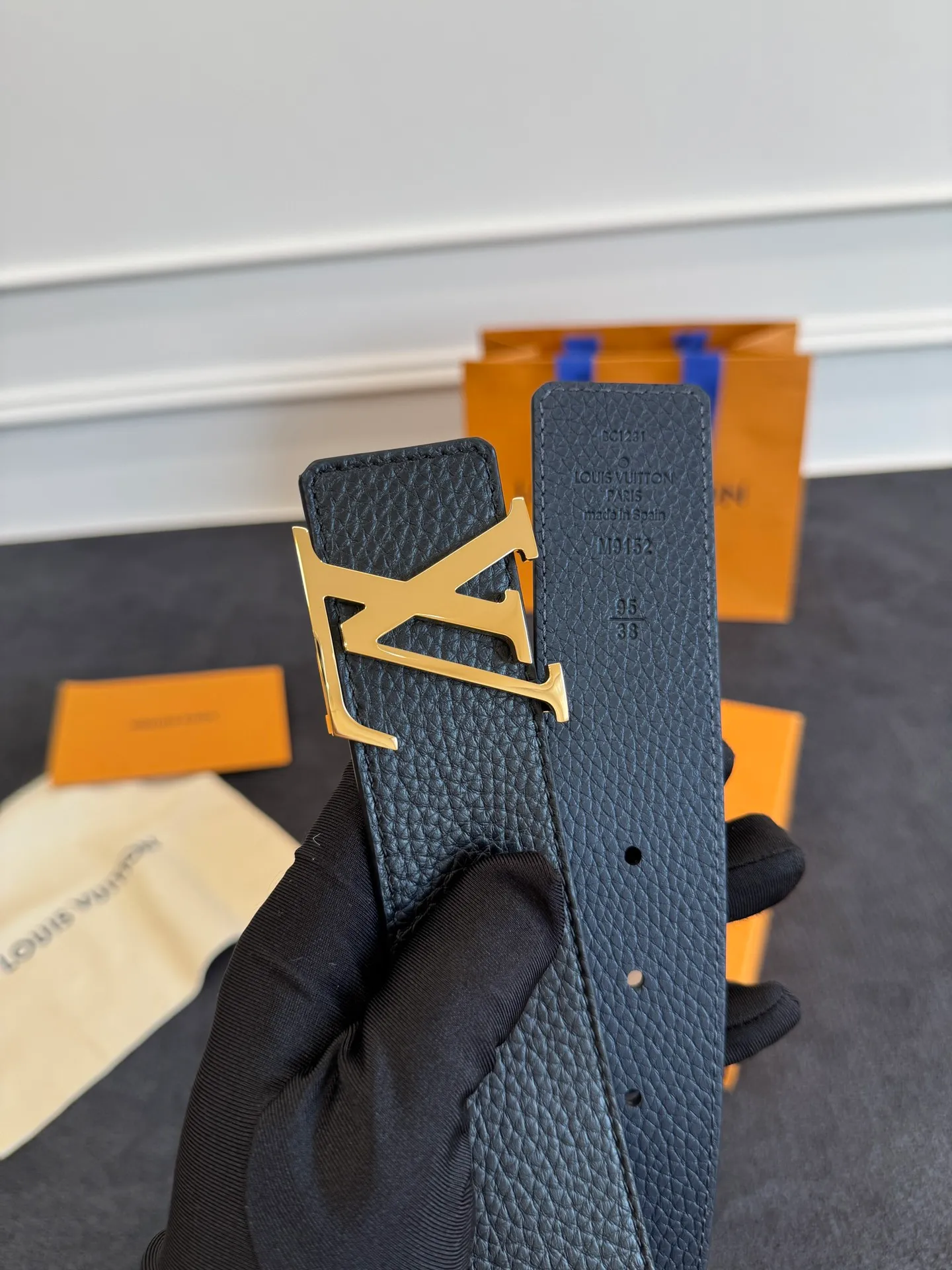 💰520💰Full package💰 💍Purchasing agent level LV men's belt⚡️🌹Small single item enhances clothes!!! Width 4.0cm⚡️🌹Selected imported calfskin on both sides. Pure cowhide with pebbled pattern on the belt. Boutique letter buckle is simple and elegant⚡️🌹Low-key and very suitable for daily use