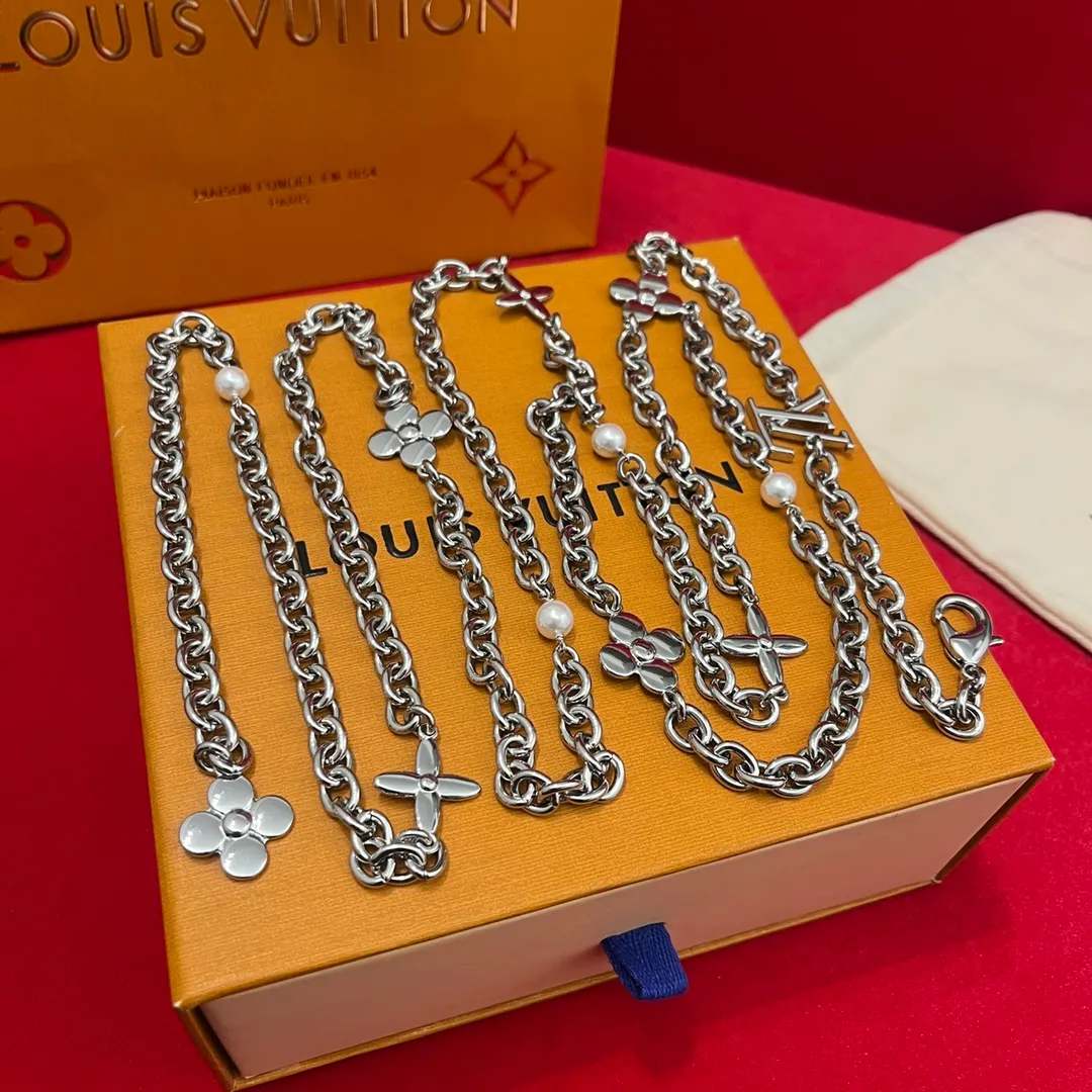 💰520💰Full package💰 💍Purchase level Lv✨Lvjia waist chain💎👗Super fairy The fine waist chain is decorated with a series of floral patterns and large letter logo hardware, and is embellished with pearls⚡️🌹Length🉑adjustable Whether worn with skirts or pants, it is definitely your best choice