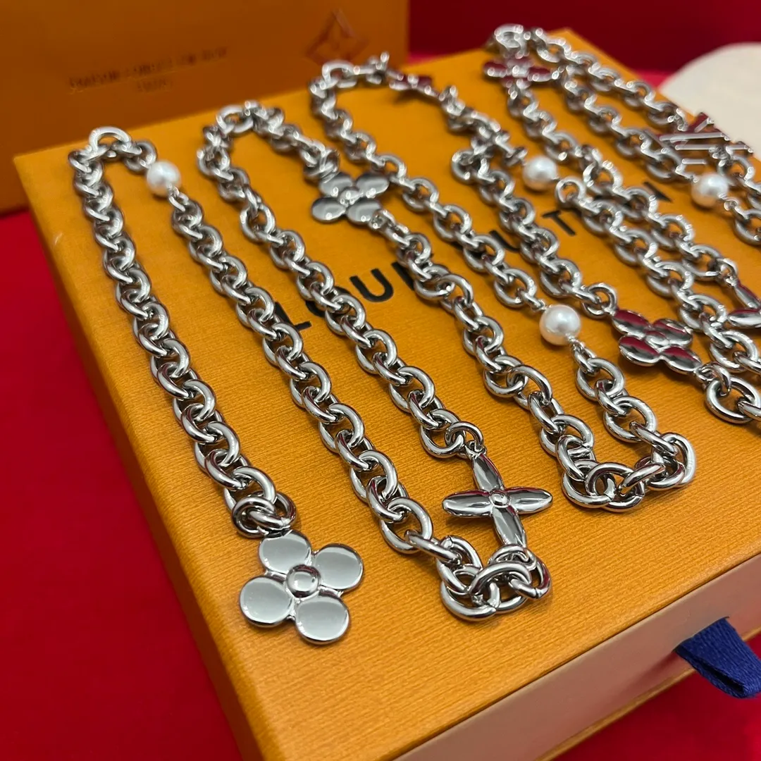 💰520💰Full package💰 💍Purchase level Lv✨Lvjia waist chain💎👗Super fairy The fine waist chain is decorated with a series of floral patterns and large letter logo hardware, and is embellished with pearls⚡️🌹Length🉑adjustable Whether worn with skirts or pants, it is definitely your best choice