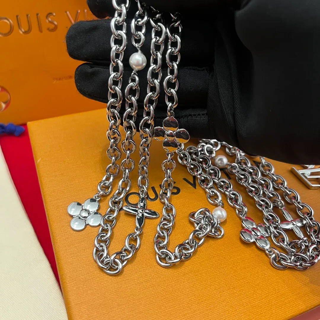 💰520💰Full package💰 💍Purchase level Lv✨Lvjia waist chain💎👗Super fairy The fine waist chain is decorated with a series of floral patterns and large letter logo hardware, and is embellished with pearls⚡️🌹Length🉑adjustable Whether worn with skirts or pants, it is definitely your best choice