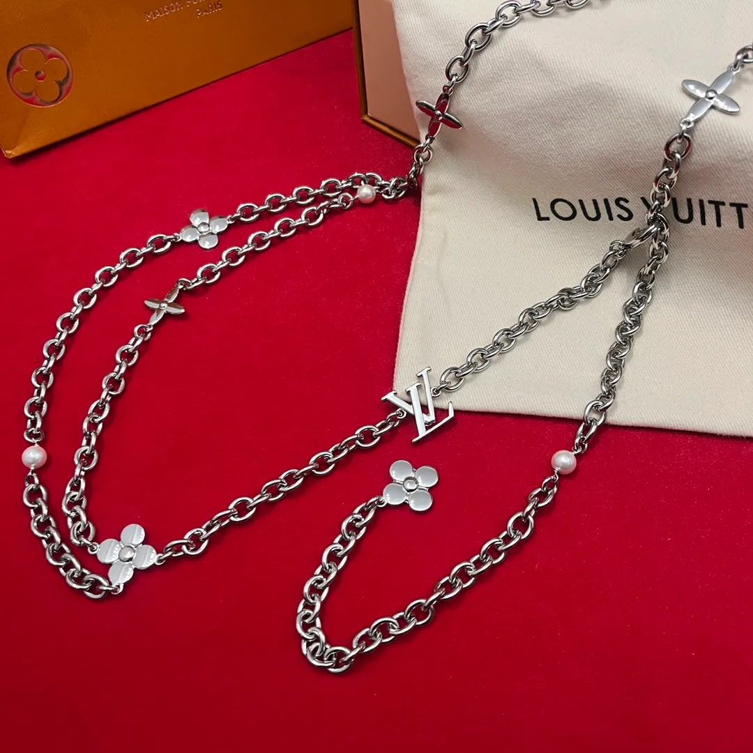 💰520💰Full package💰 💍Purchase level Lv✨Lvjia waist chain💎👗Super fairy The fine waist chain is decorated with a series of floral patterns and large letter logo hardware, and is embellished with pearls⚡️🌹Length🉑adjustable Whether worn with skirts or pants, it is definitely your best choice