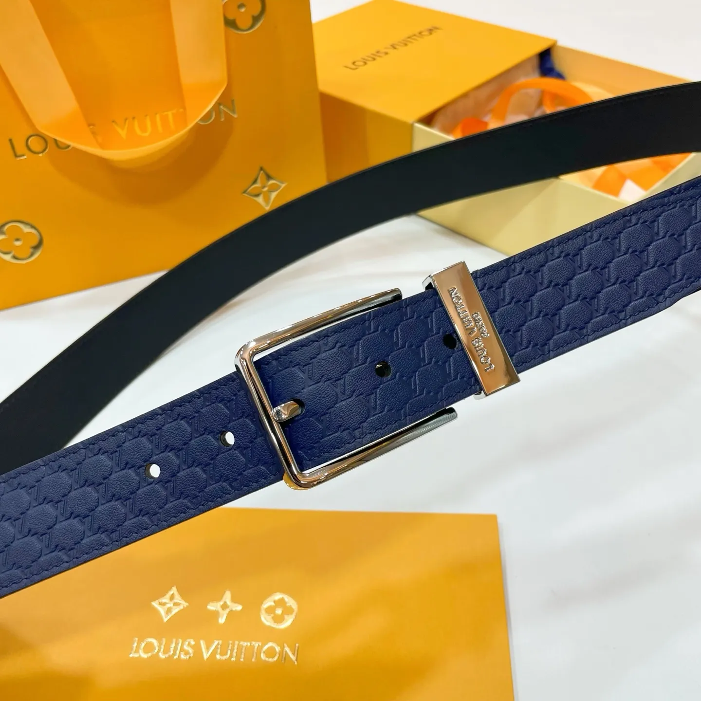 💰480💰Full package💰 💍Purchasing-grade new Lv men's belt⚡️🌹Width 3.5cm Customized canvas fabric decorated with new pattern effect (pure color) ⚡️🌹Set off imported calfskin color bottom Paired with exquisite letter buckle, excellent feel New counter model⚡️🌹