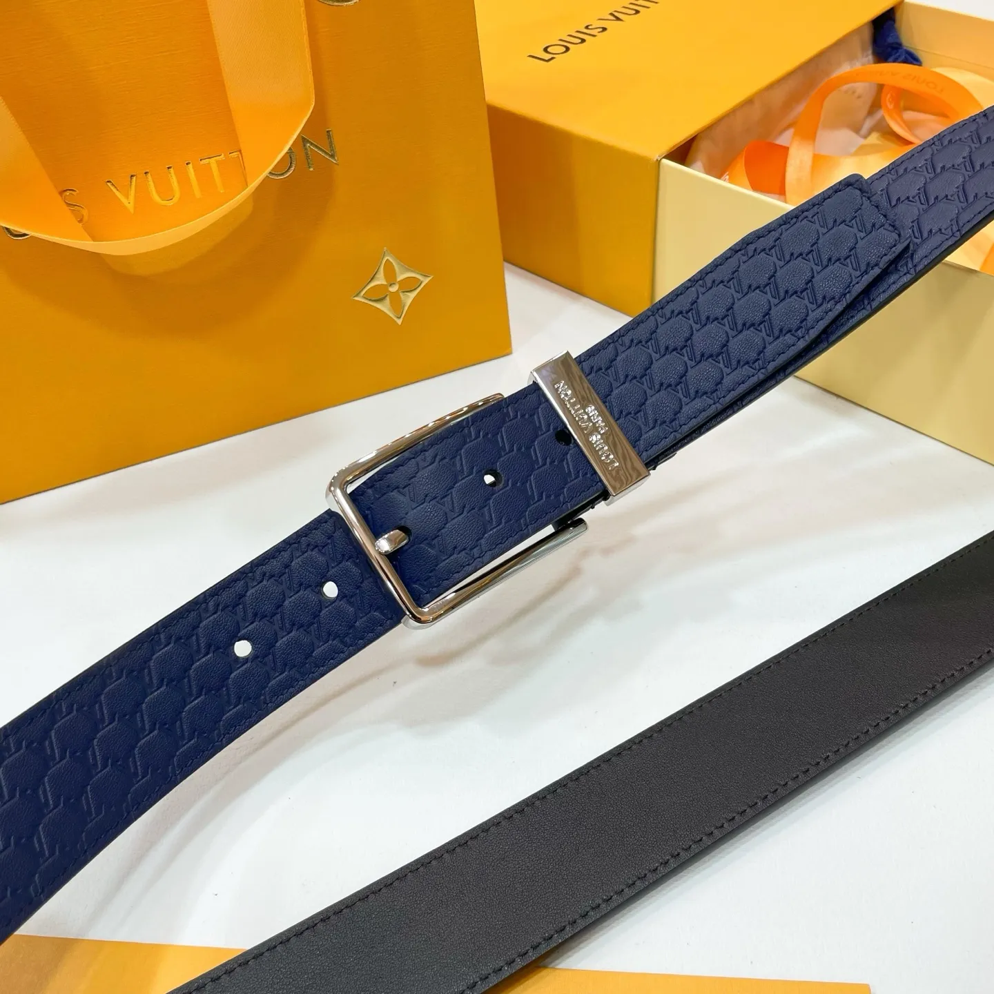 💰480💰Full package💰 💍Purchasing-grade new Lv men's belt⚡️🌹Width 3.5cm Customized canvas fabric decorated with new pattern effect (pure color) ⚡️🌹Set off imported calfskin color bottom Paired with exquisite letter buckle, excellent feel New counter model⚡️🌹