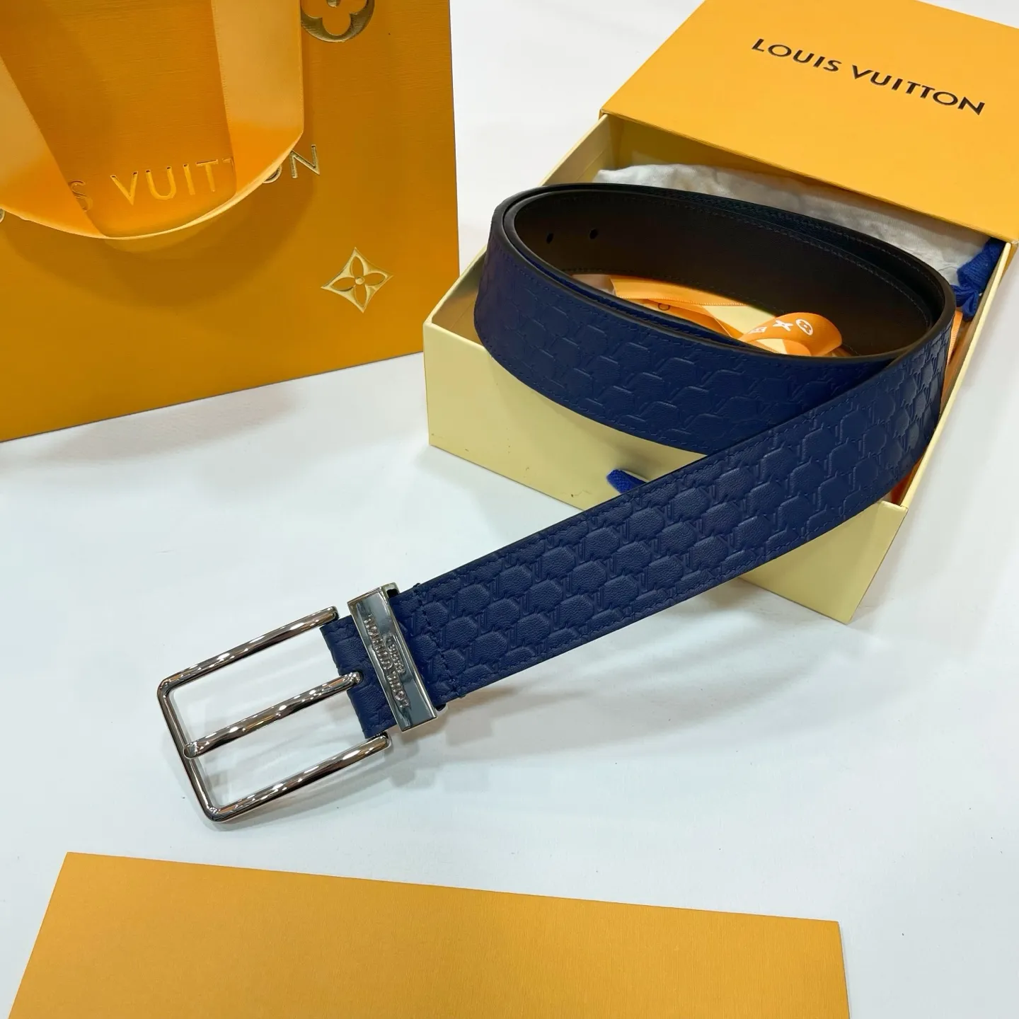 💰480💰Full package💰 💍Purchasing-grade new Lv men's belt⚡️🌹Width 3.5cm Customized canvas fabric decorated with new pattern effect (pure color) ⚡️🌹Set off imported calfskin color bottom Paired with exquisite letter buckle, excellent feel New counter model⚡️🌹