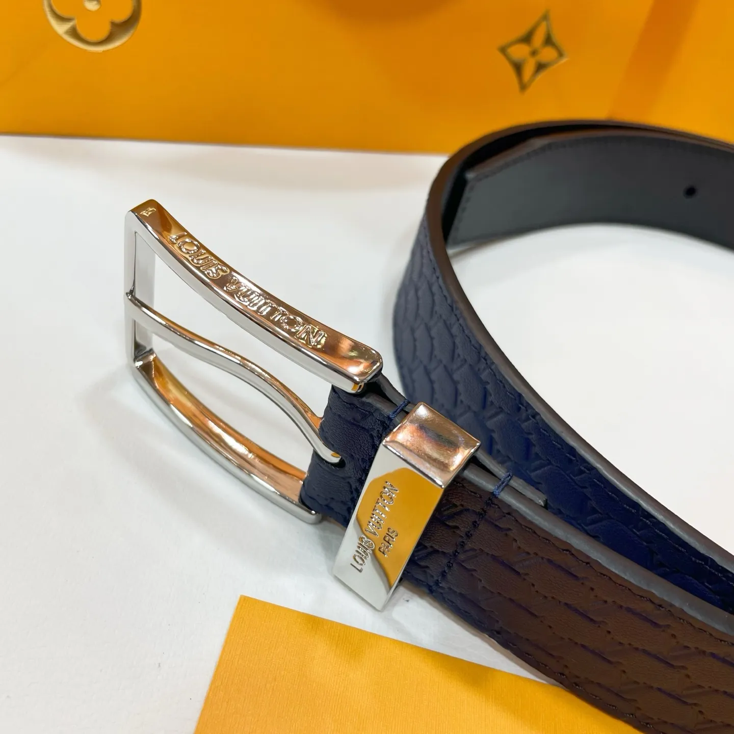 💰480💰Full package💰 💍Purchasing-grade new Lv men's belt⚡️🌹Width 3.5cm Customized canvas fabric decorated with new pattern effect (pure color) ⚡️🌹Set off imported calfskin color bottom Paired with exquisite letter buckle, excellent feel New counter model⚡️🌹
