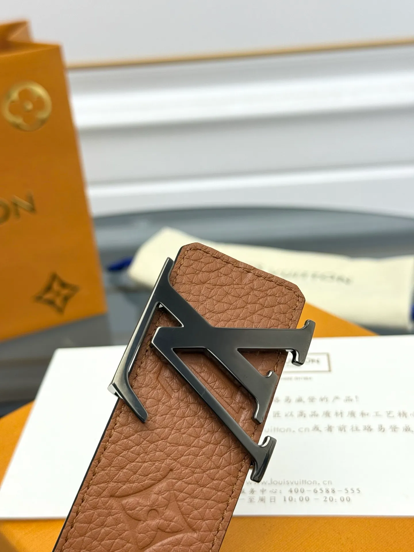💰520💰Full package💰 💍Purchase level LV⚡️🌹Trendy men's wear New belt L V NEW Width 4cm The belt surface is made of imported Togo pebbles embossed with floral patterns. Pure black original calfskin bottom. Excellent hand feel. Paired with exquisite buckles of the same color as the belt. Multi-color🉑selected. Matches original packaging📦
