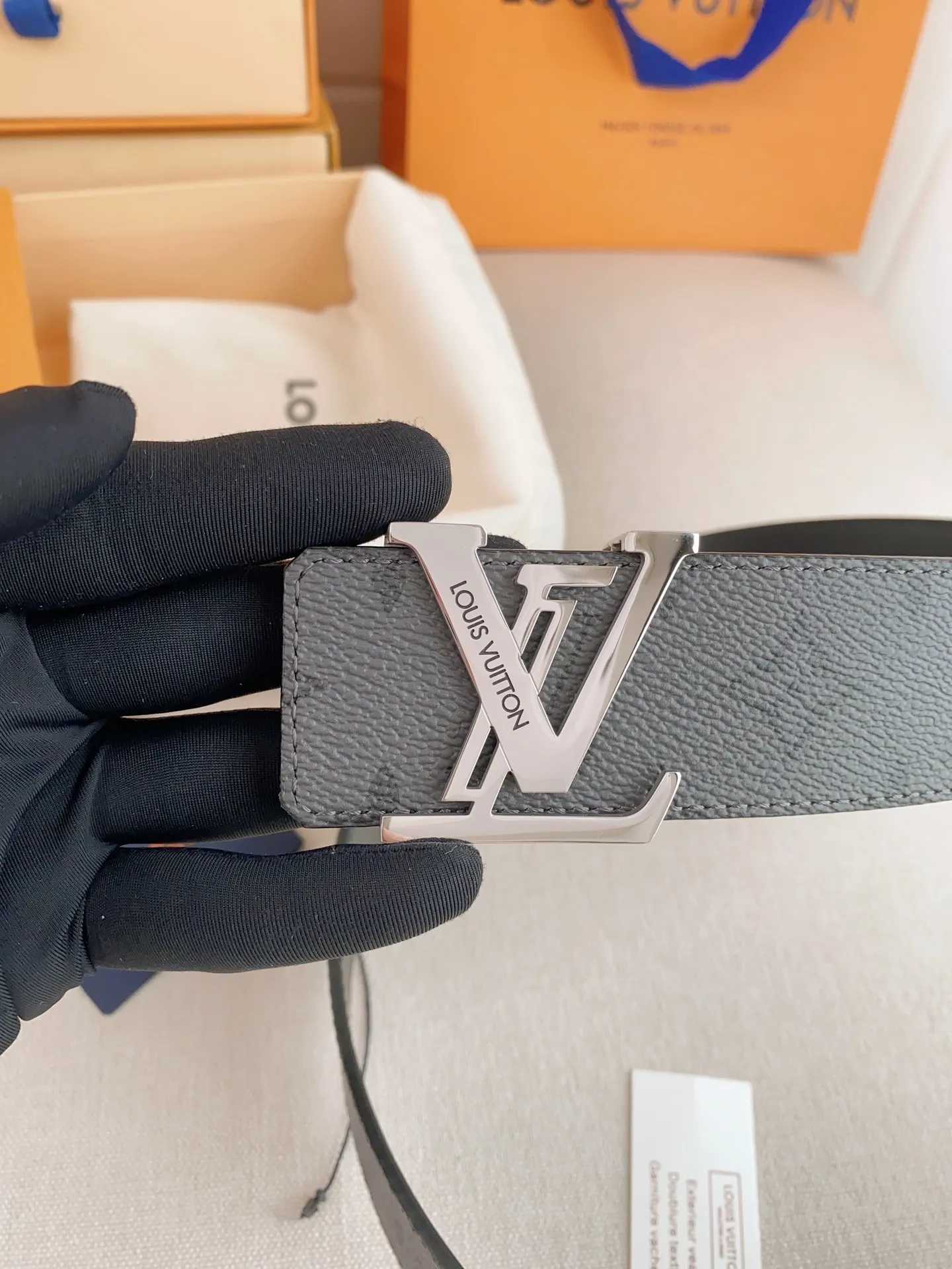 💰480💰Full package💰 💍Purchasing-grade LV⚡️🌹Luxurious modern Taurillon leather, decorated with the elegant and elegant iconic ⚡️🌹LV initials. Soft and strong belt ⚡️🌹Double-sided imported cowhide can be used on both sides; can be matched with various clothing from dresses to casual wear. Width 4.0cm