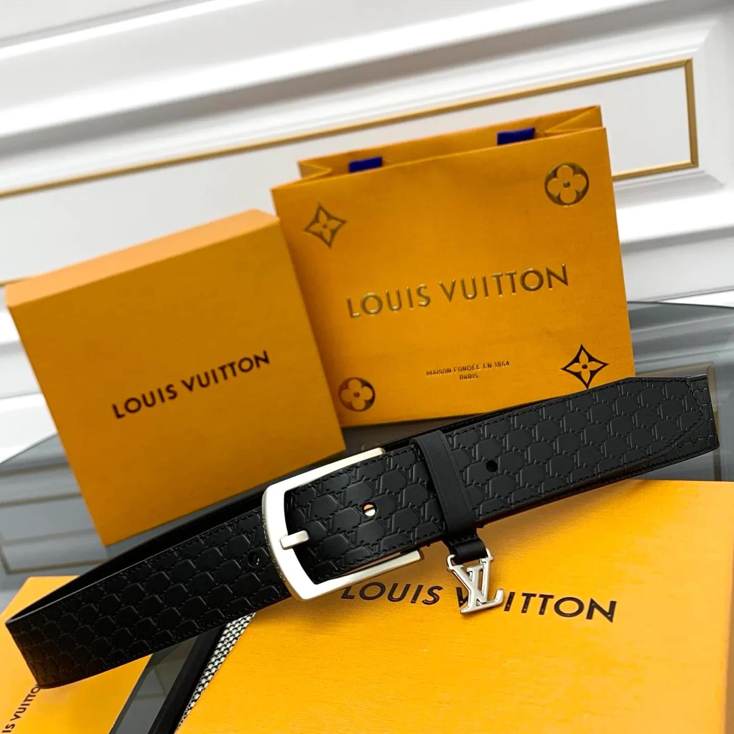 💰520💰Full package💰 💍Purchasing-grade LV Everyday Pin⚡️🌹The belt is made of smooth leather with a Louis Vuitton inscribed brass buckle⚡️🌹The exquisite LV Initiales decoration is suspended under the drawstring loop. Eye-catching stitching brings visual focus⚡️🌹Easily upgrade to formal or casual looks⚡️🌹Width 3.5cm