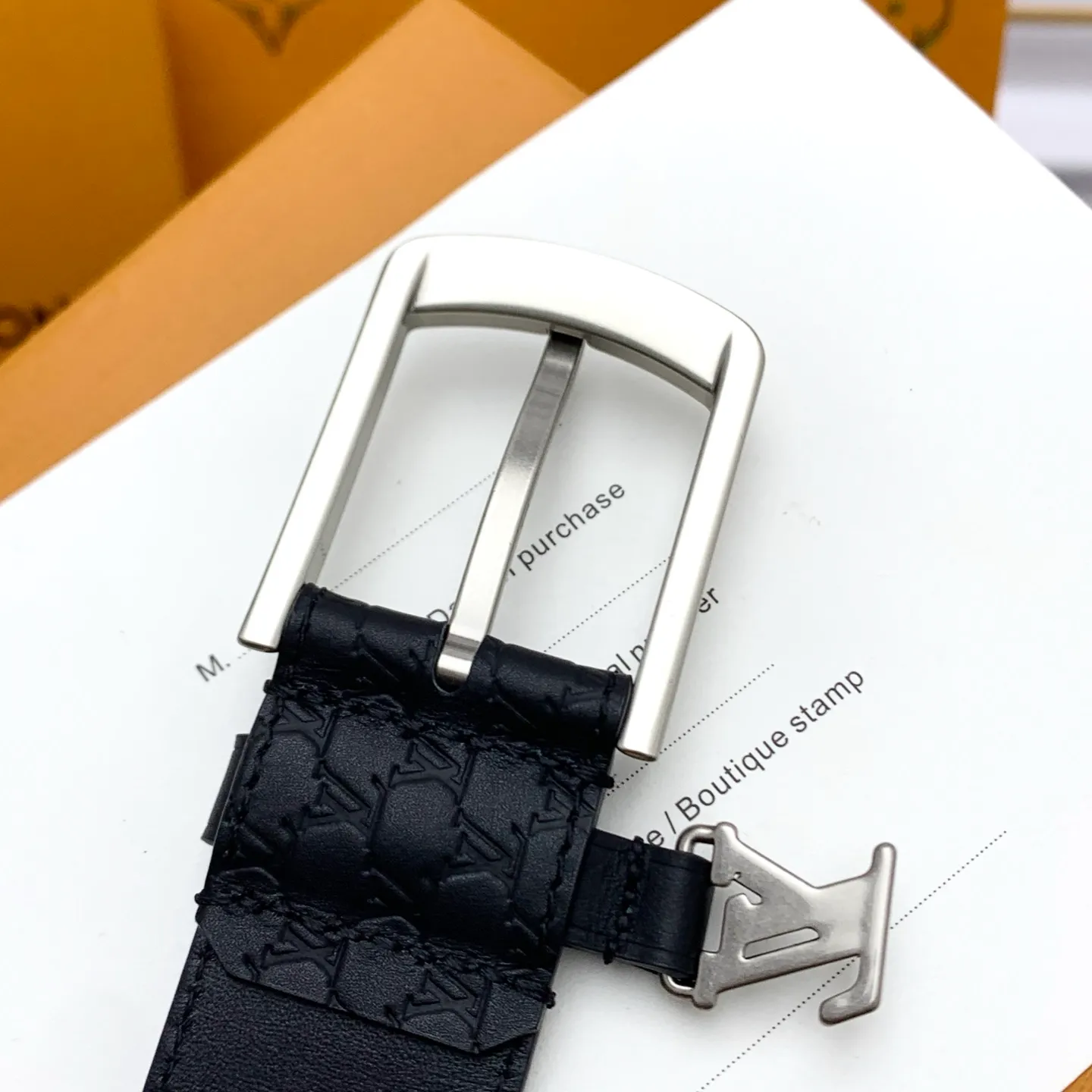 💰520💰Full package💰 💍Purchasing-grade LV Everyday Pin⚡️🌹The belt is made of smooth leather with a Louis Vuitton inscribed brass buckle⚡️🌹The exquisite LV Initiales decoration is suspended under the drawstring loop. Eye-catching stitching brings visual focus⚡️🌹Easily upgrade to formal or casual looks⚡️🌹Width 3.5cm