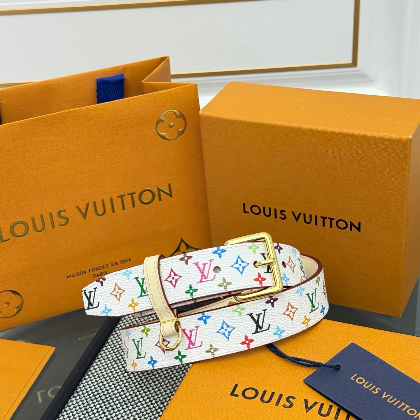 💰520💰Full package💰 💍Purchasing-grade Takashi Murakami three-color LV belt, a new interpretation of the classic Monogram pattern, and colorful color matching to create a fashion spark. The exquisite metal buckle is eye-catching, with different widths of 3.0cm and 2.0cm, suitable for various styles. Whether it is a casual outing or a formal occasion, it can show your taste with a unique style and easily become the center of attention.