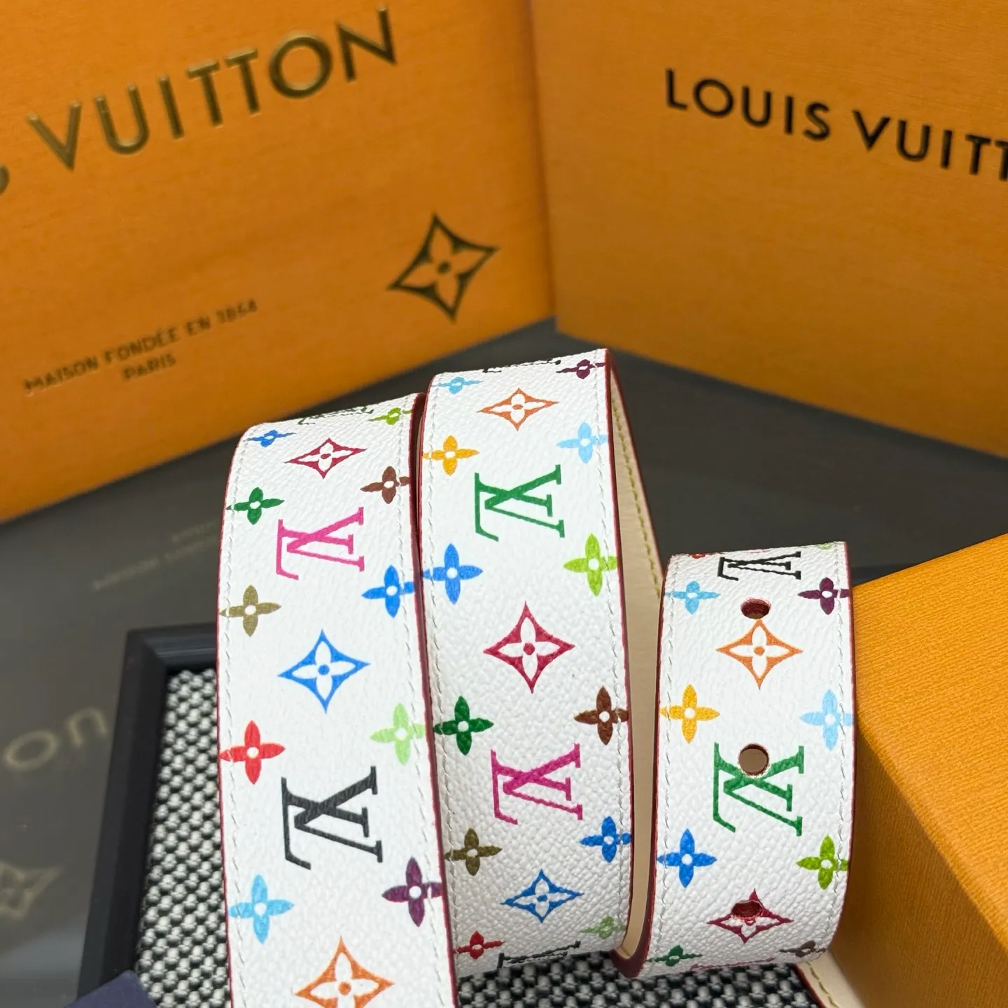 💰520💰Full package💰 💍Purchasing-grade Takashi Murakami three-color LV belt, a new interpretation of the classic Monogram pattern, and colorful color matching to create a fashion spark. The exquisite metal buckle is eye-catching, with different widths of 3.0cm and 2.0cm, suitable for various styles. Whether it is a casual outing or a formal occasion, it can show your taste with a unique style and easily become the center of attention.