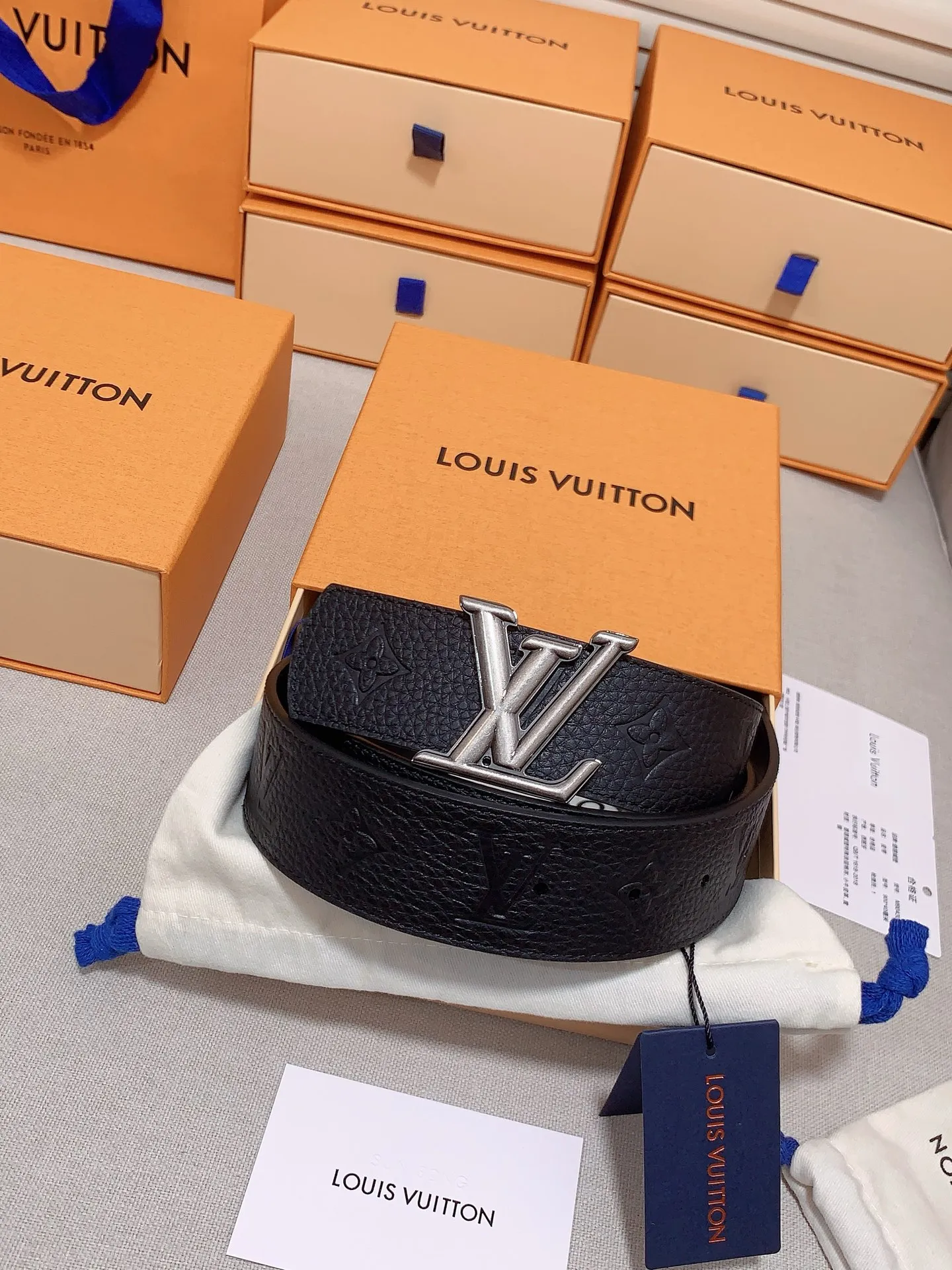 💰480💰Full package💰 💍Purchasing-grade LV luxury model modern⚡️🌹Taurillon leather, decorated with elegant and elegant iconic LV initials⚡️🌹Soft and strong belt, two-color matching can be used on both sides. Can be matched with various clothing from dresses to casual wear⚡️🌹Width 4.0cm