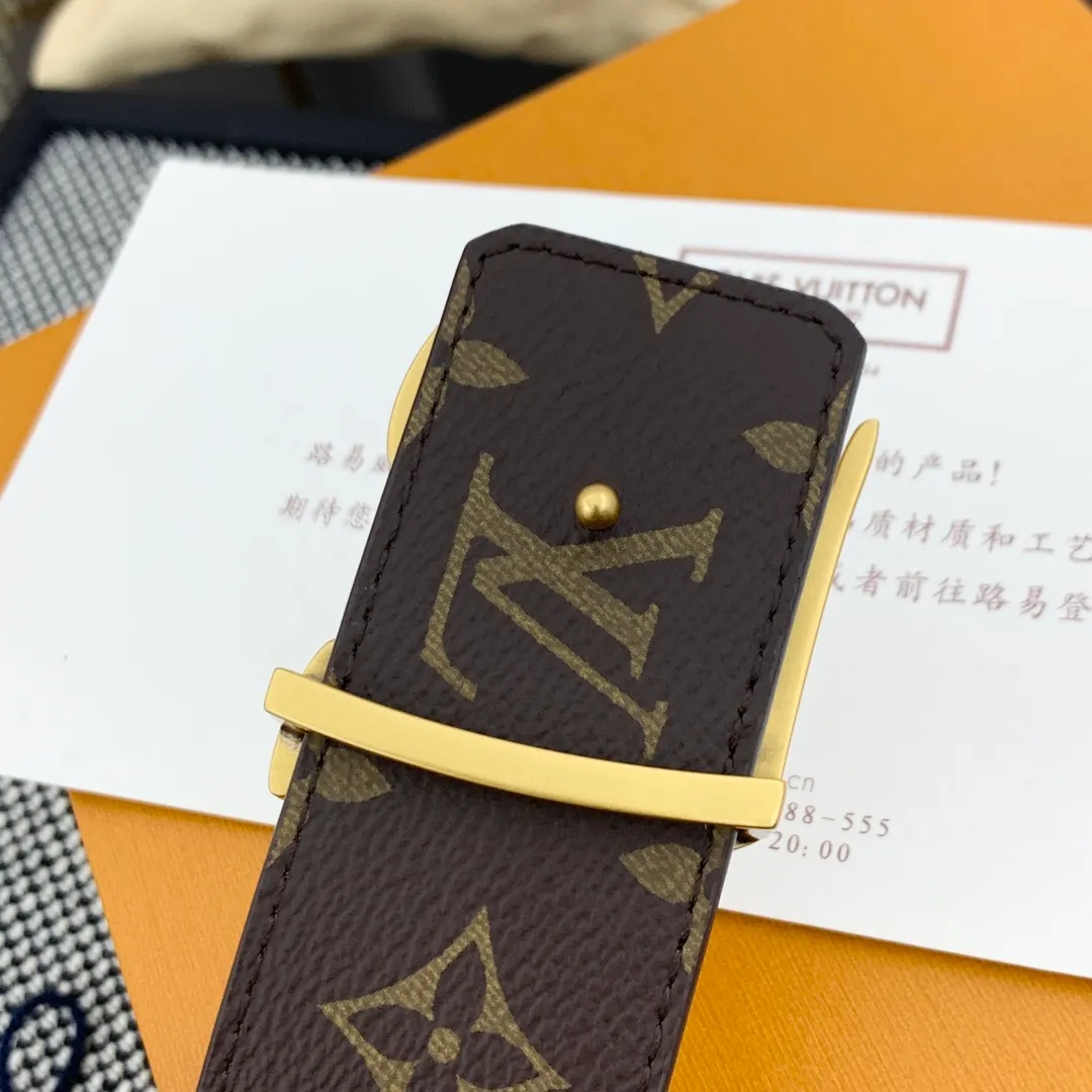 💰480💰Full package💰 💍Purchase-grade LV Louis Vuitton [New product] Genuine version Width 40MM The 2024 early autumn men's wear series follows the footsteps of Dandy sailors and embarks on a global journey. This LV Tag reversible belt has a surf-style pattern on one side, evoking memories of tropical island trips, and flips it over to reveal the classic Monogram element. LV Tag buckle adds another touch of attention