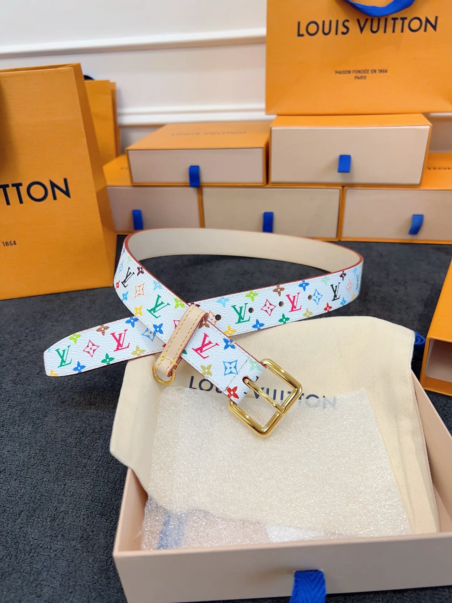💰480💰Full package💰 💍Purchasing-grade LV M8981 width 3.0cm D-Ring belt is made of Monogram denim to reinterpret the classic design from 2006, cleverly integrating modern touches and functional elements, which can inject leisurely elegance into various looks. A dazzling pin buckle adds a finishing touch, and a D-ring makes it easy to hang a coin purse, headphone case or charm.