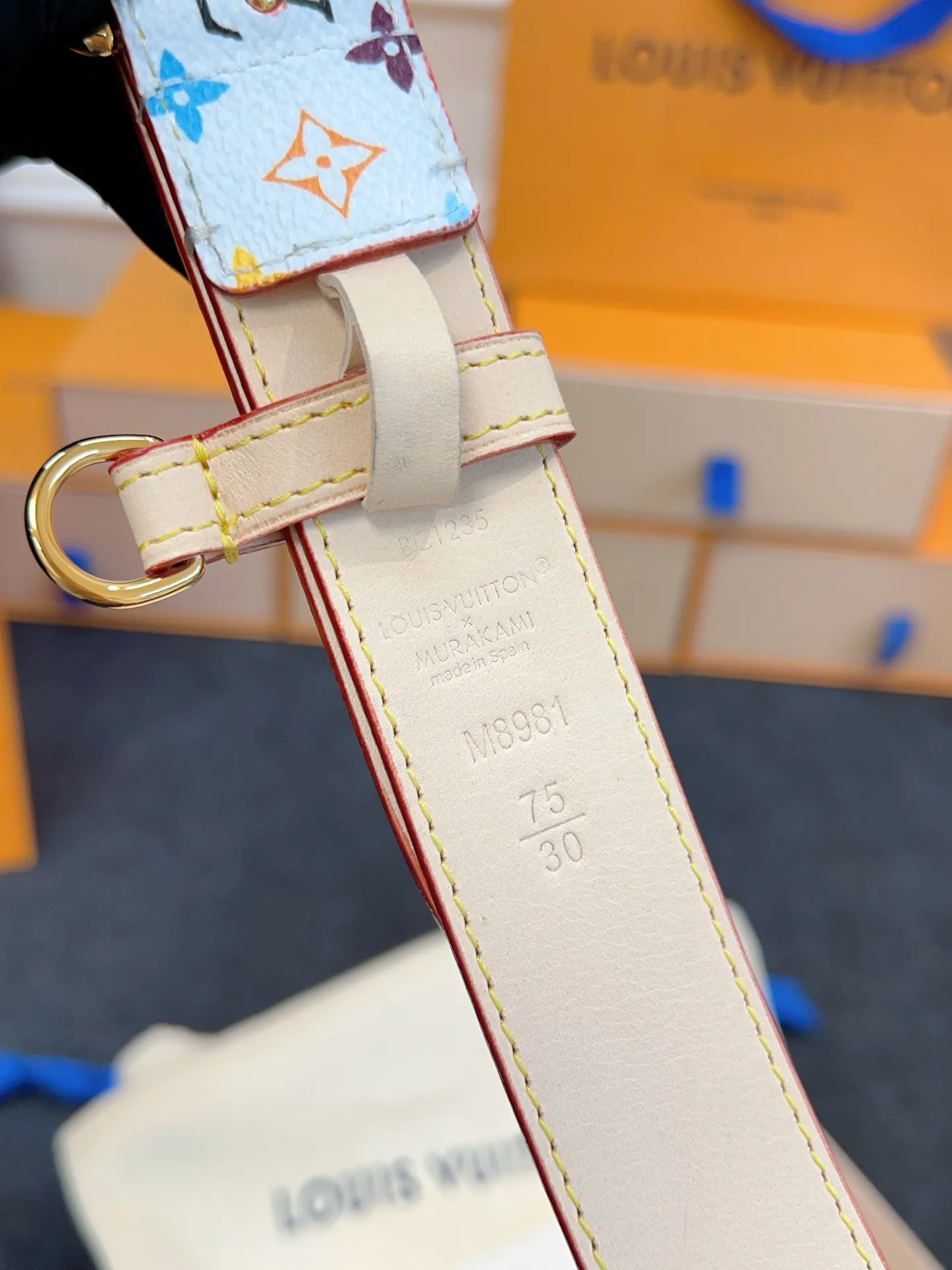 💰480💰Full package💰 💍Purchasing-grade LV M8981 width 3.0cm D-Ring belt is made of Monogram denim to reinterpret the classic design from 2006, cleverly integrating modern touches and functional elements, which can inject leisurely elegance into various looks. A dazzling pin buckle adds a finishing touch, and a D-ring makes it easy to hang a coin purse, headphone case or charm.