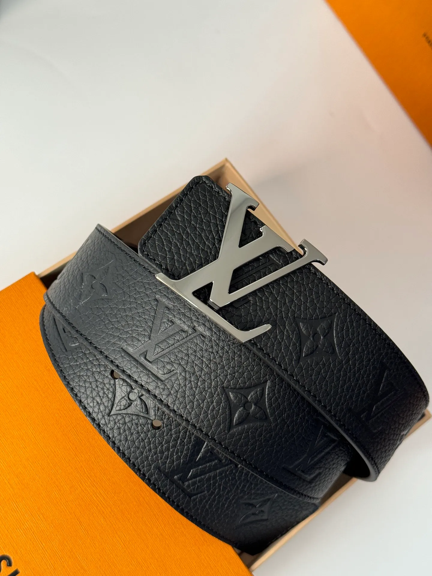 💰480💰Full package💰 💍Purchase level LV Shape MNG ⚡️Climbing double-sided belt draws inspiration from rock climbing⚡️The spray-painted Monogram climbing pattern expresses the rough texture of the rugged rocks. Turn it over to reveal the calm plain color⚡️Width 40 mm
