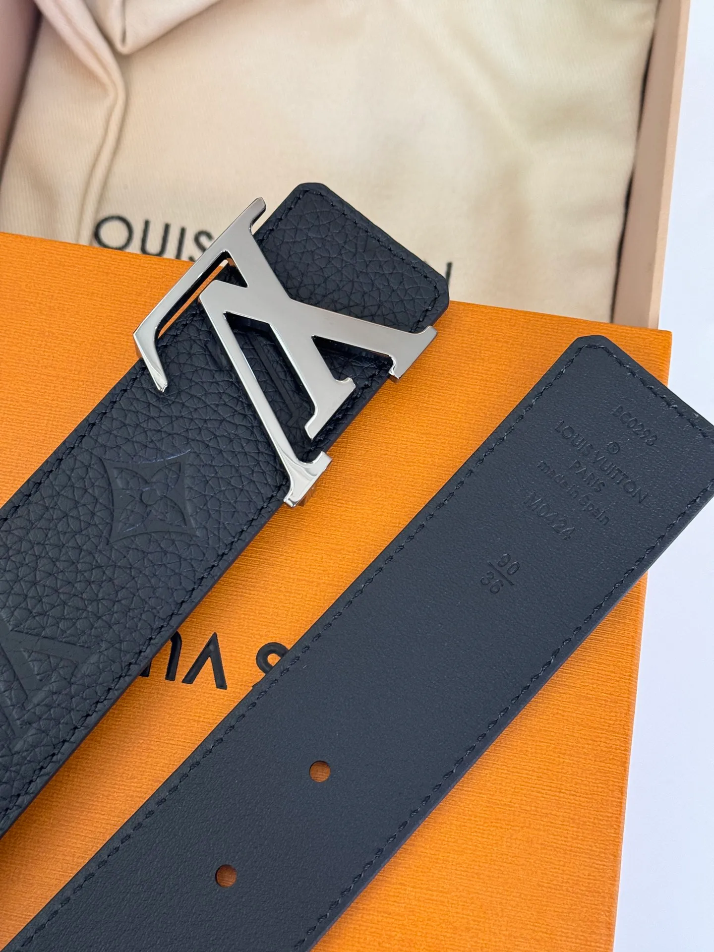 💰480💰Full package💰 💍Purchase level LV Shape MNG ⚡️Climbing double-sided belt draws inspiration from rock climbing⚡️The spray-painted Monogram climbing pattern expresses the rough texture of the rugged rocks. Turn it over to reveal the calm plain color⚡️Width 40 mm