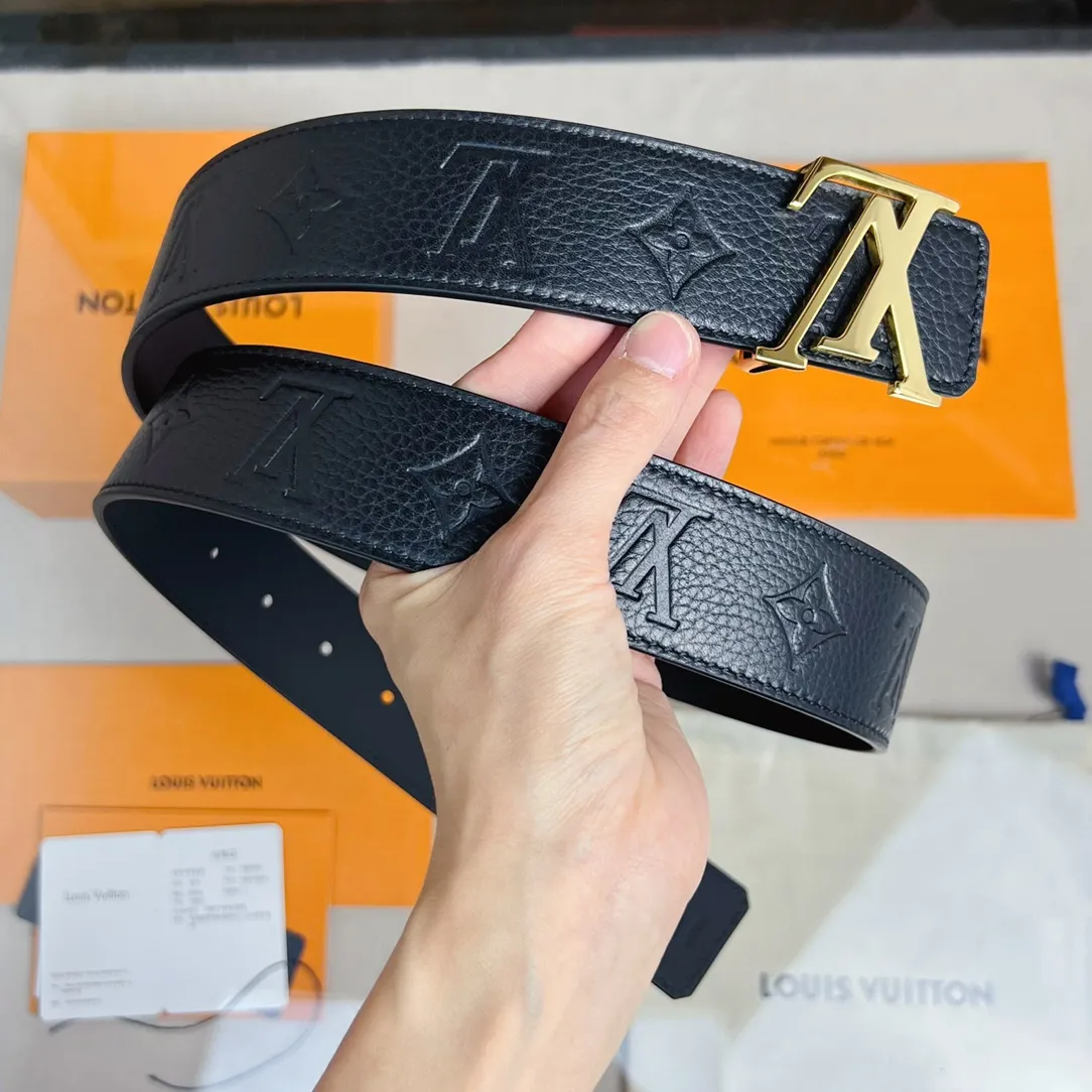 💰480💰Full package💰 💍Purchasing-grade LV M0424 latest model from the counter. This belt is specially tailored for overseas purchasing agents. The upper body is absolutely versatile and stylish! This is not an ordinary product in the market! High-definition details show you the true quality. Wear body 4.0cm