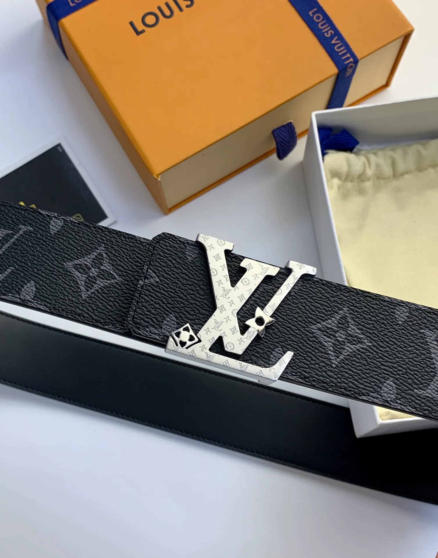 💰480💰Full package💰 💍Purchase-grade LV classic black presbyopic canvas belt, 40 mm wide, with new high-quality steel buckle, perfect match for business clothing. Timeless classic, zero difference from the original product