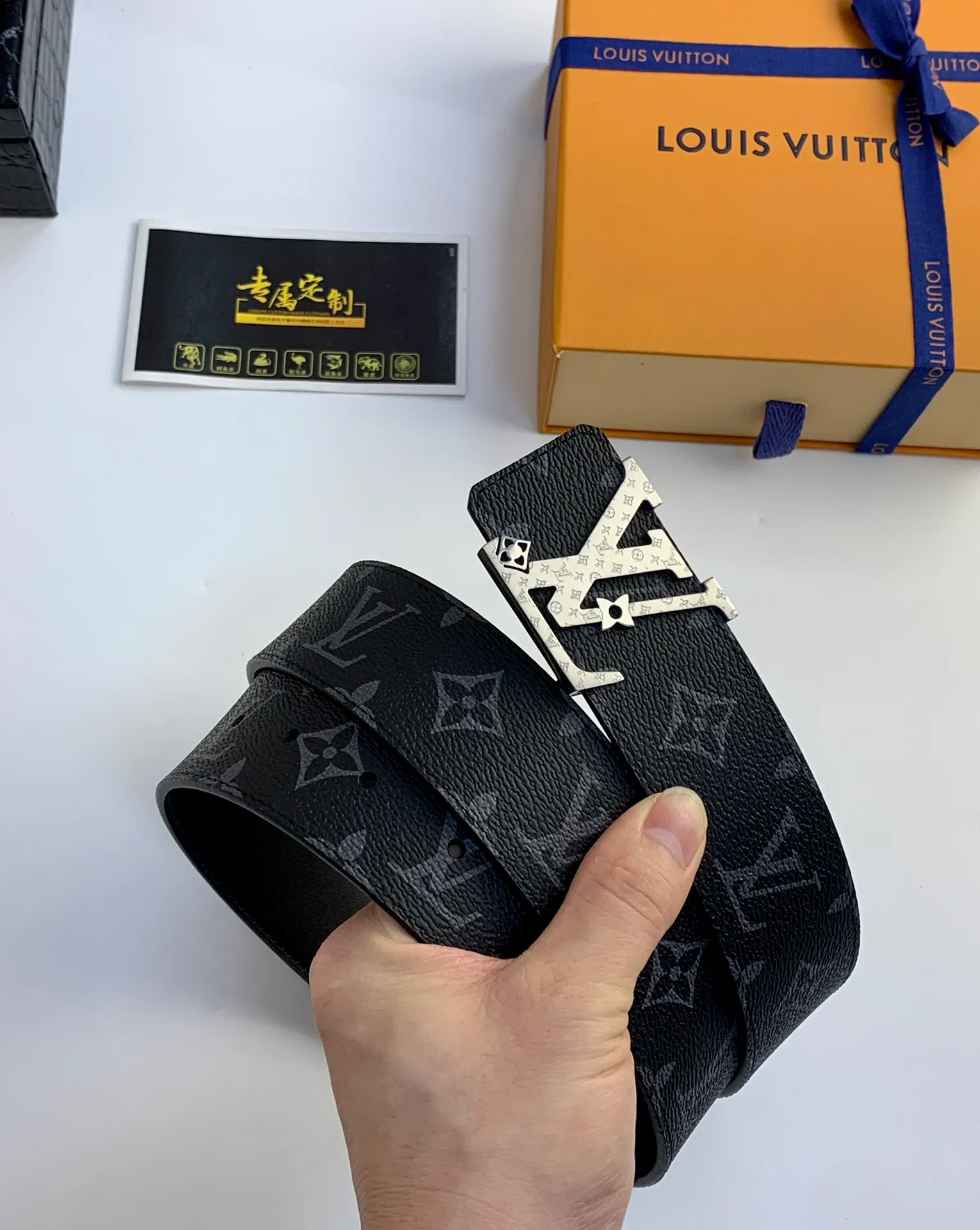 💰480💰Full package💰 💍Purchase-grade LV classic black presbyopic canvas belt, 40 mm wide, with new high-quality steel buckle, perfect match for business clothing. Timeless classic, zero difference from the original product