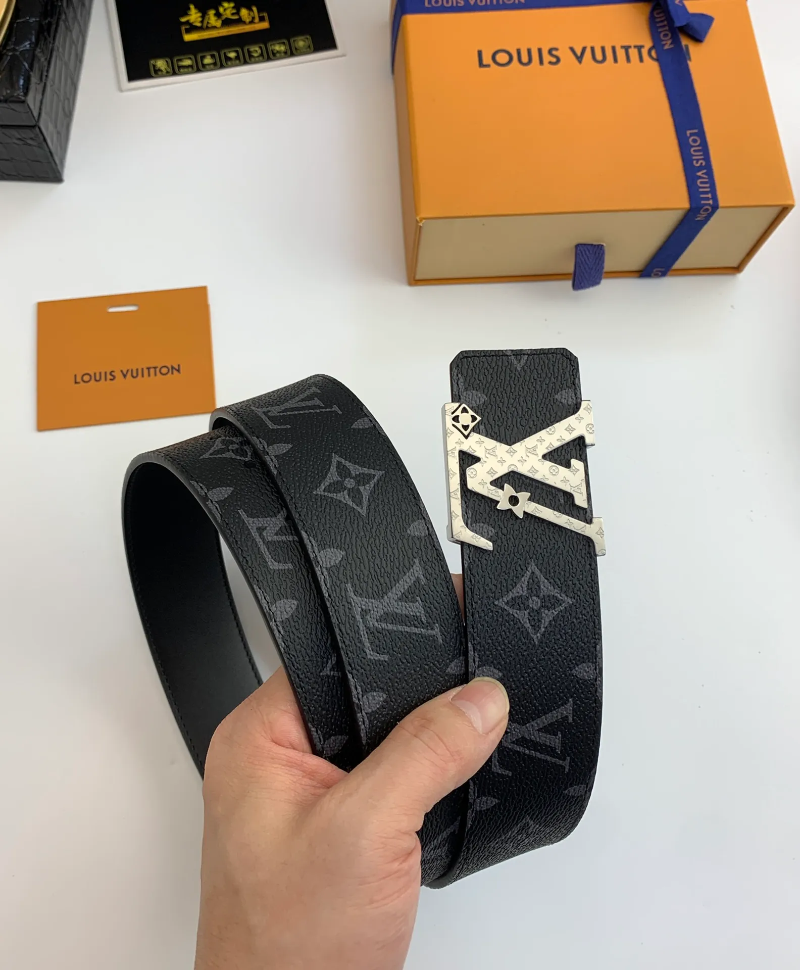 💰480💰Full package💰 💍Purchase-grade LV classic black presbyopic canvas belt, 40 mm wide, with new high-quality steel buckle, perfect match for business clothing. Timeless classic, zero difference from the original product
