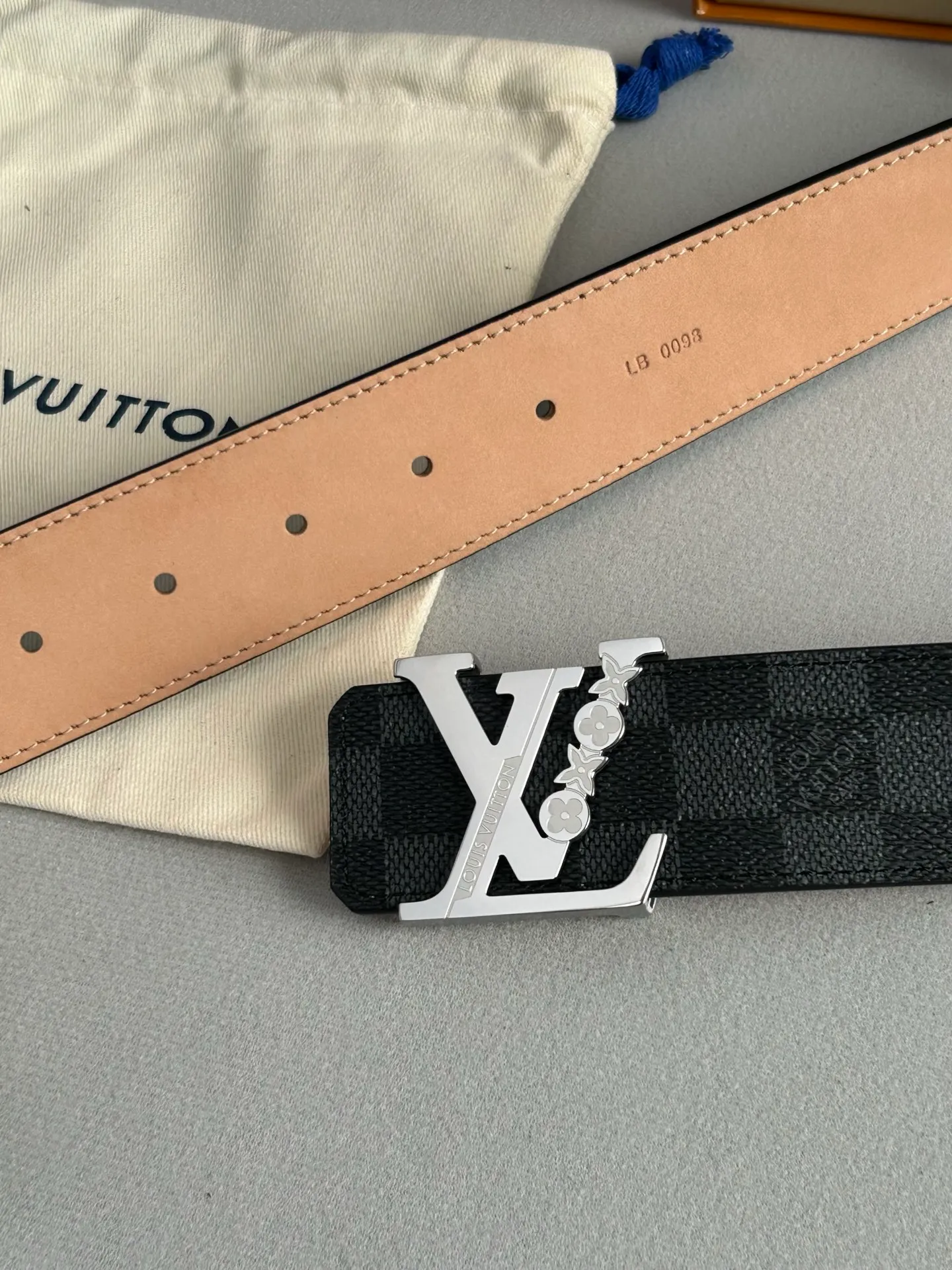 💰480💰Full package💰 💍Purchasing-grade LV classic style⚡️🌹4.0cm wide, with new high-quality steel buckles, a perfect match for business attire. Timeless classic, zero difference from the original product.