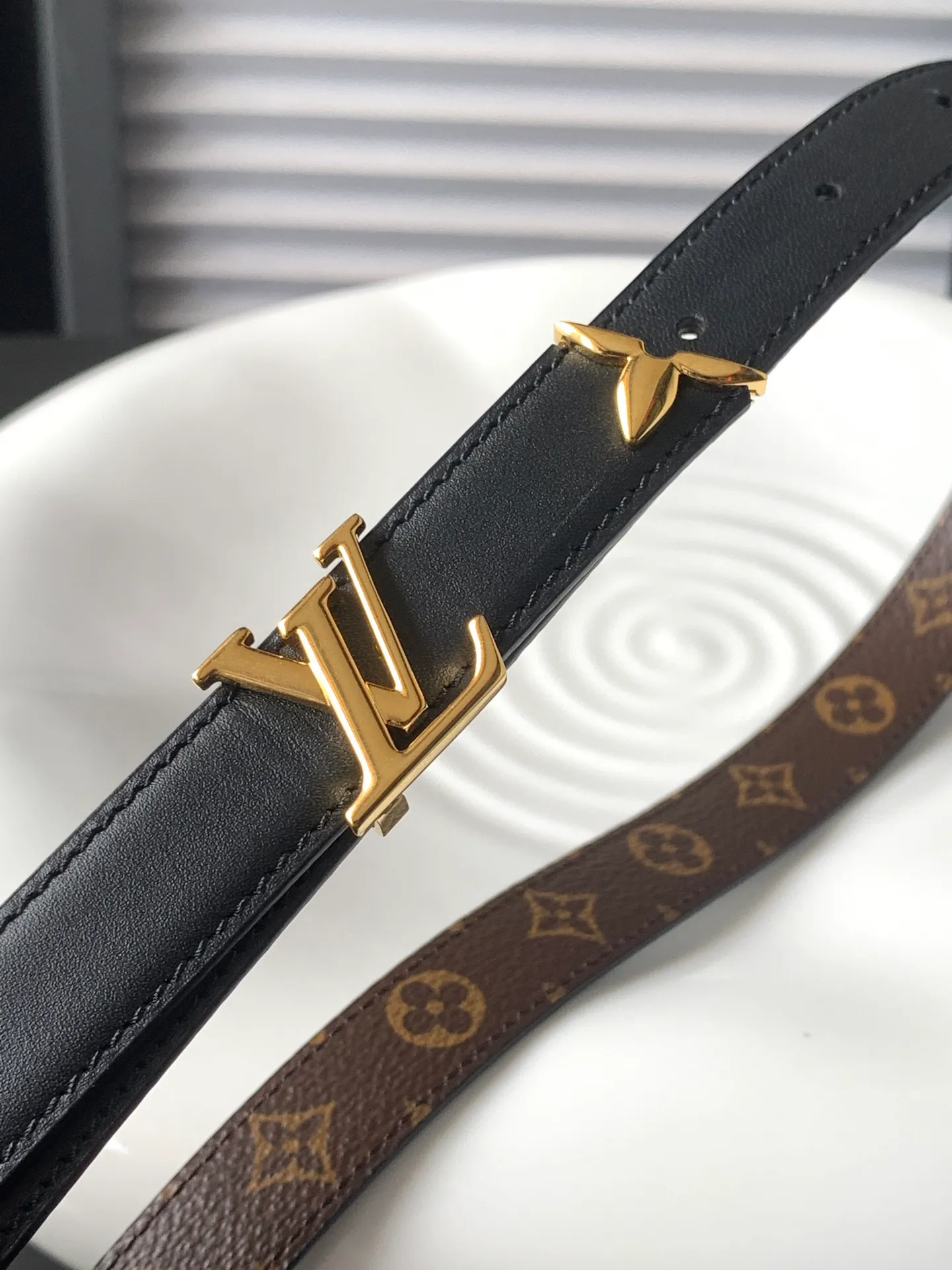 💰460💰Full set of packaging💰 💍Purchasing-grade LV⚡️🌹Treasure mold opening and customization🔨2025 counter new model. LV women's belt optional 3.0cm width latest two-color effect hardware, authentic and specially used for real-life shooting🎬