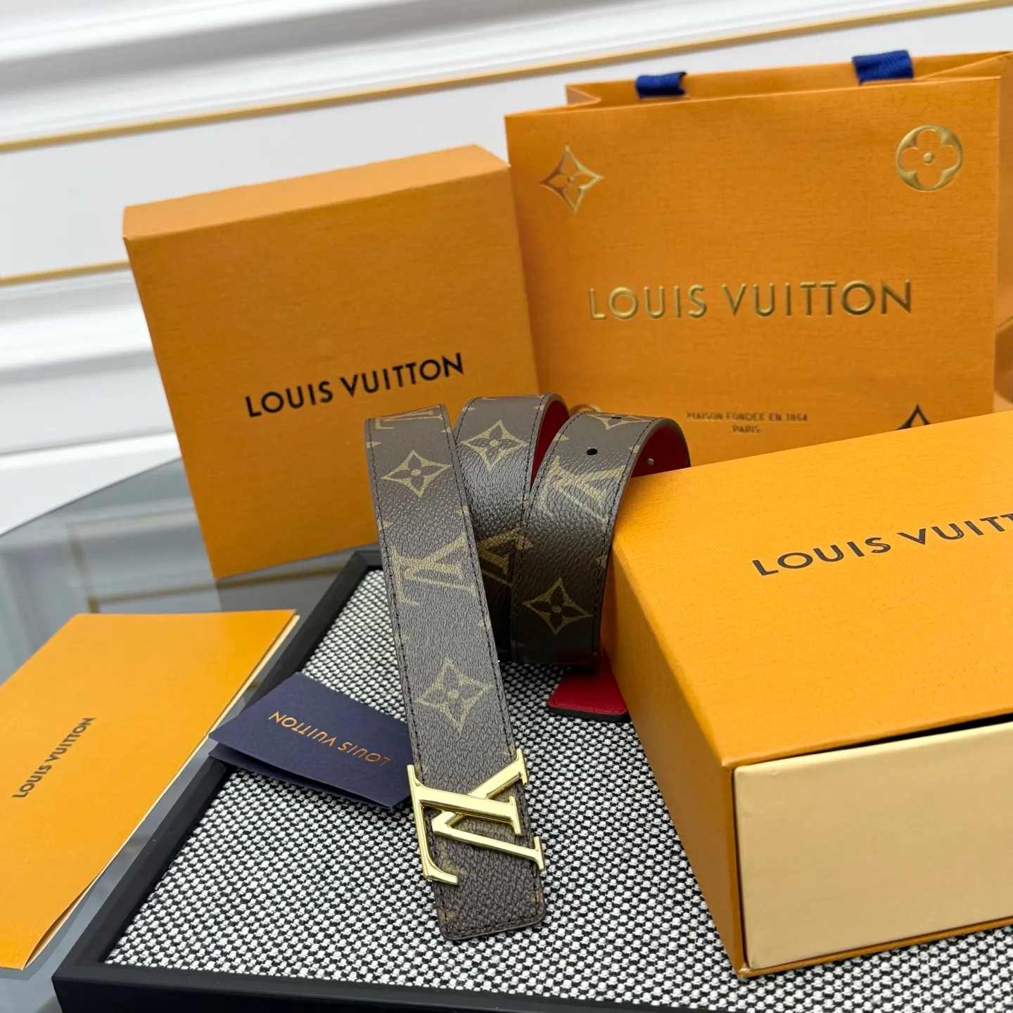 💰440💰Full package💰 💍Purchase level This style of LV Initiales⚡️Double-sided belt achieves two styles with a classic appearance⚡️Monogram canvas conveys leisure and comfort⚡️Grained cow leather reveals elegant style, matched with LV Initiales buckle⚡️Width 3.0cm