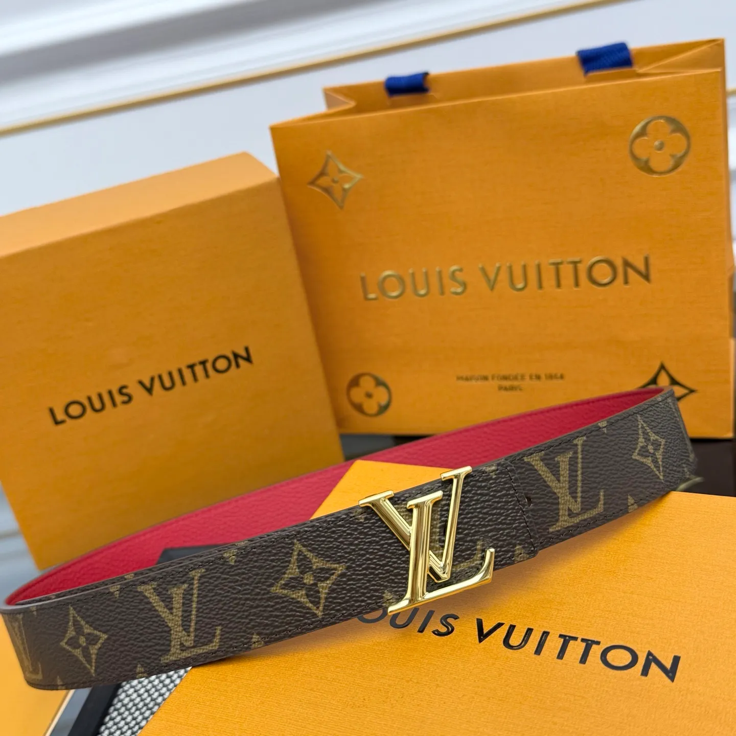 💰440💰Full package💰 💍Purchase level This style of LV Initiales⚡️Double-sided belt achieves two styles with a classic appearance⚡️Monogram canvas conveys leisure and comfort⚡️Grained cow leather reveals elegant style, matched with LV Initiales buckle⚡️Width 3.0cm